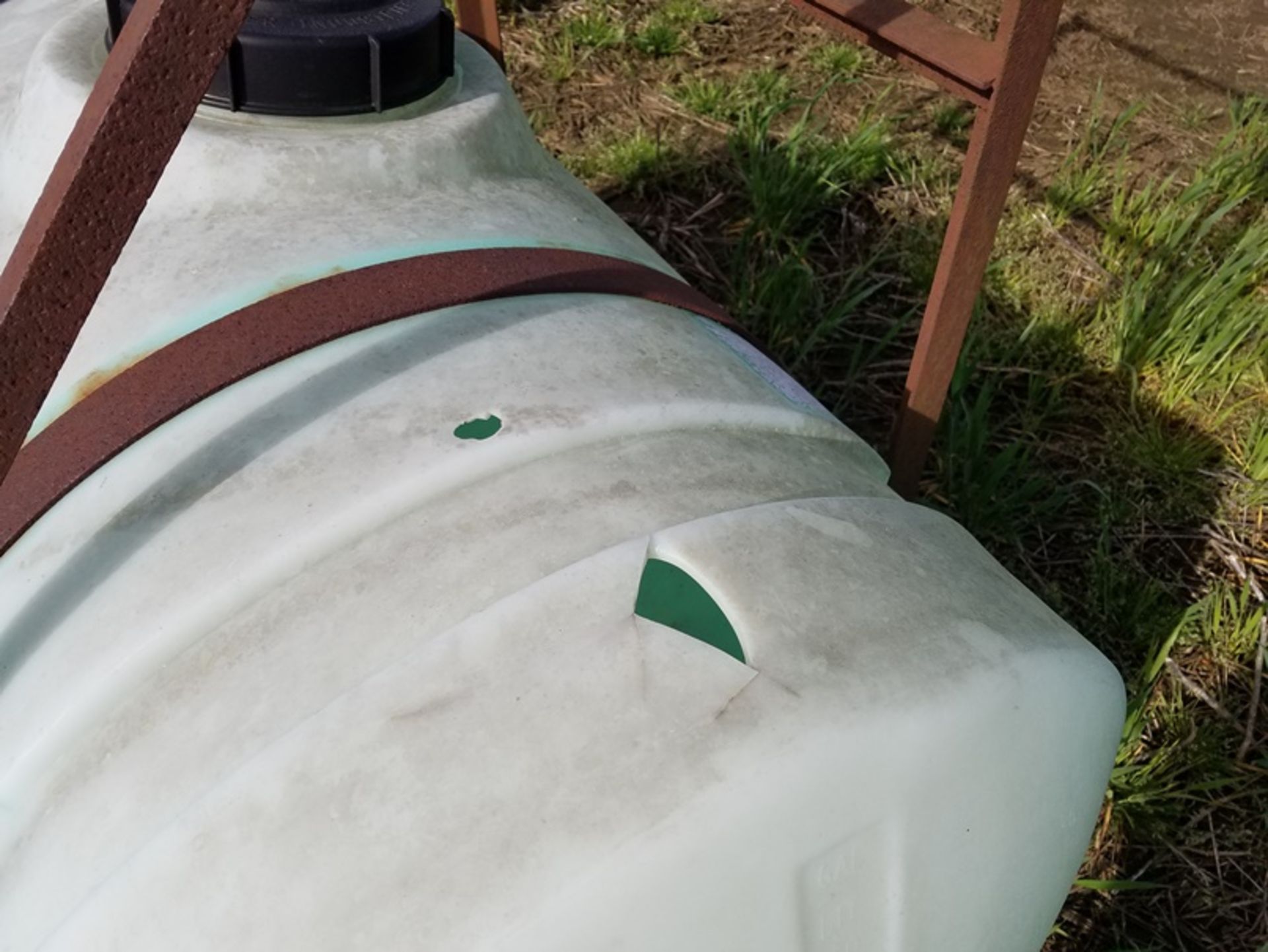 3 pt spray barrel with 100 gal tank - Image 2 of 2