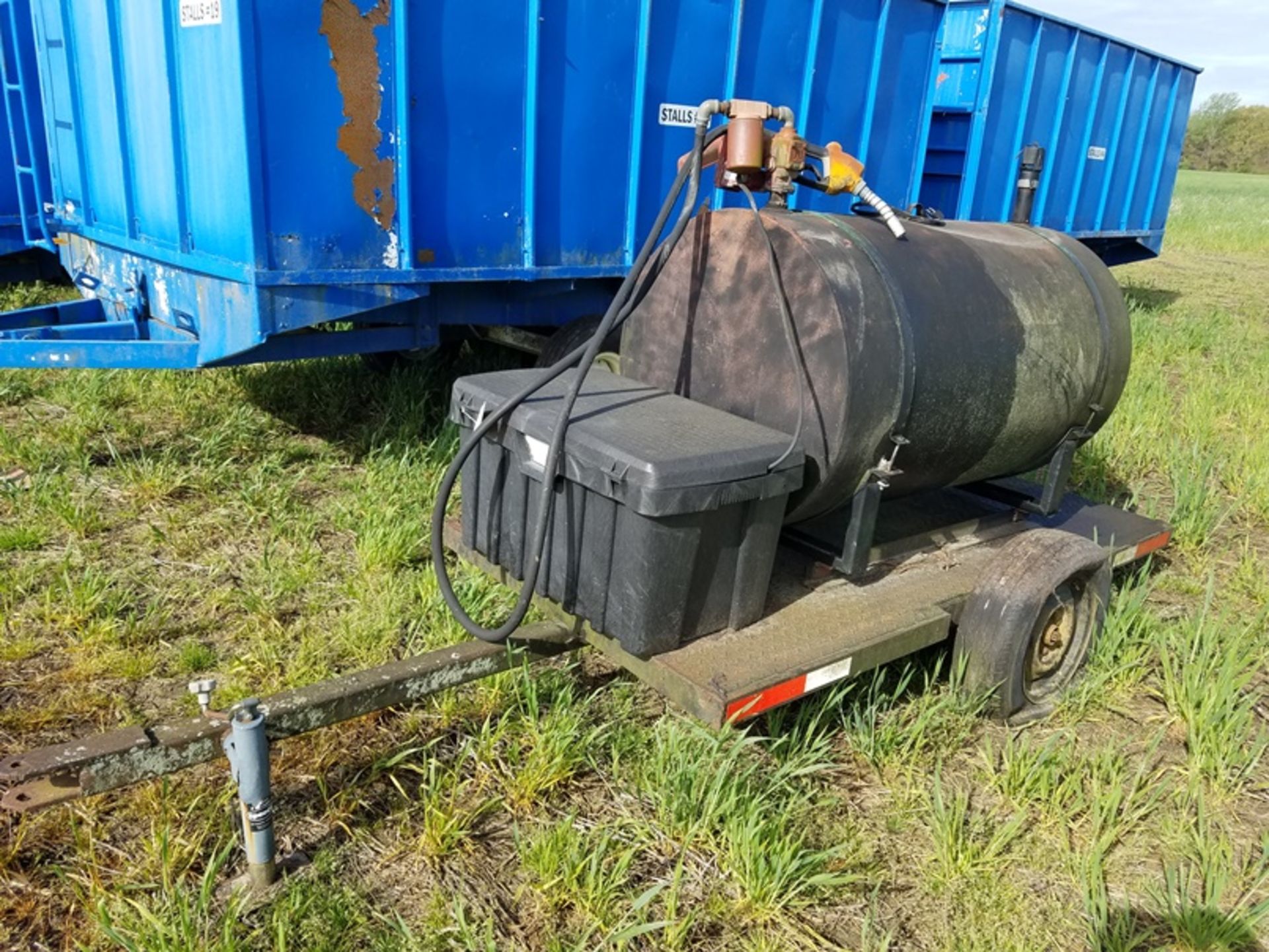 150 gallon fuel tank on wheels - Image 2 of 2