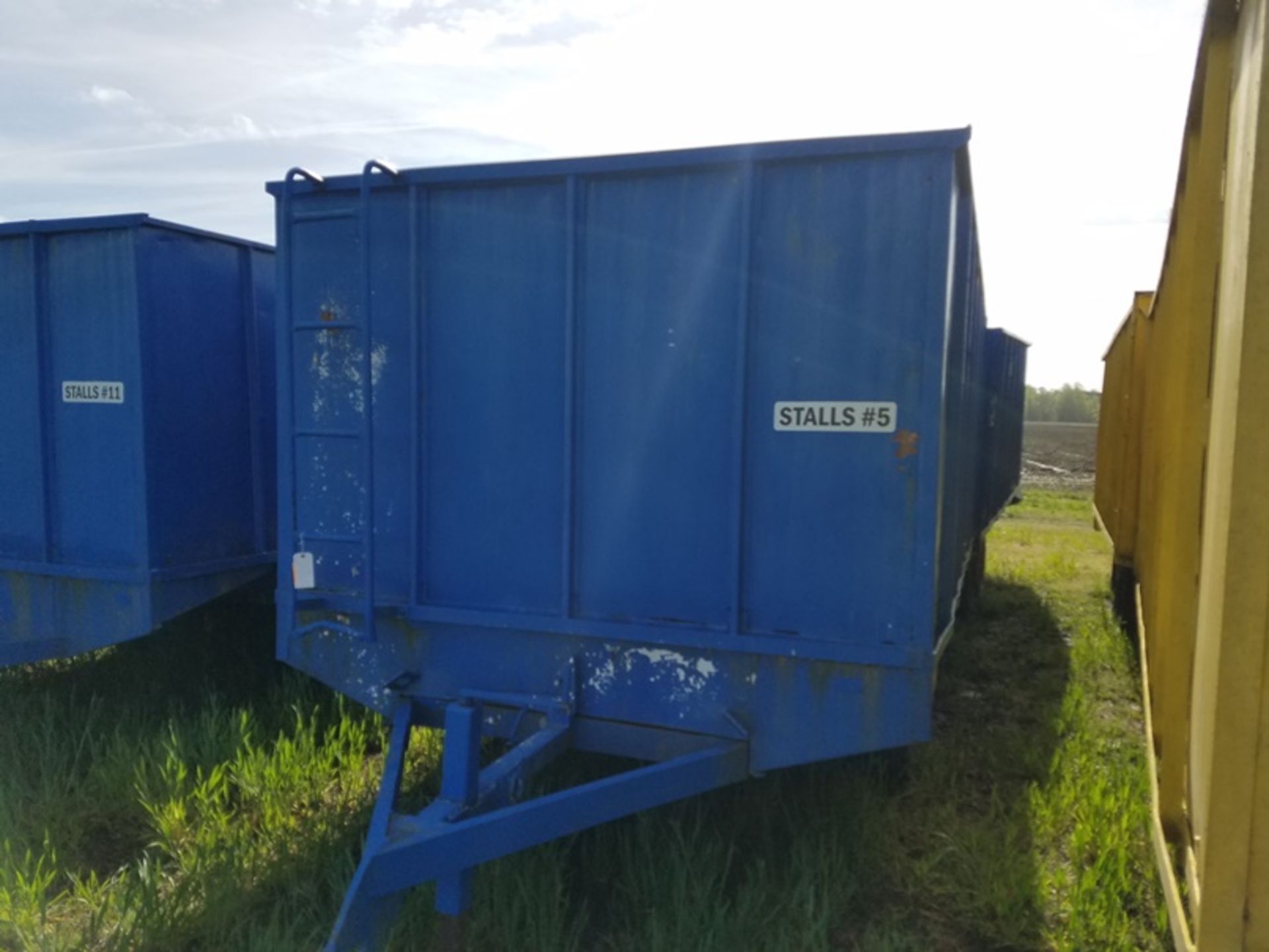 Long Peanut trailer Stalls 5