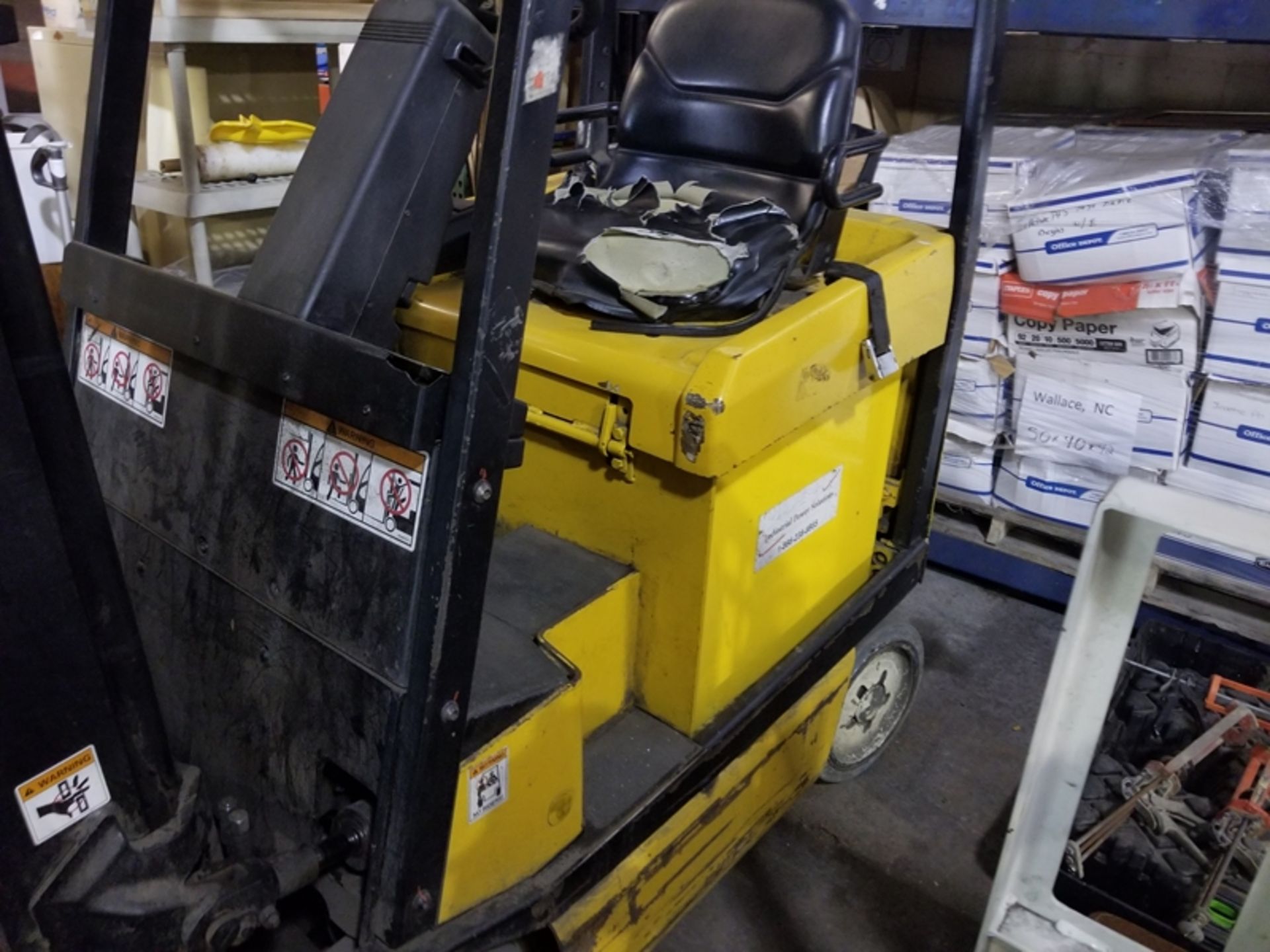 Yale ERC electric forklift with charger hard tire ERC030AGN36TE082 4800LB LIFT - Image 4 of 7