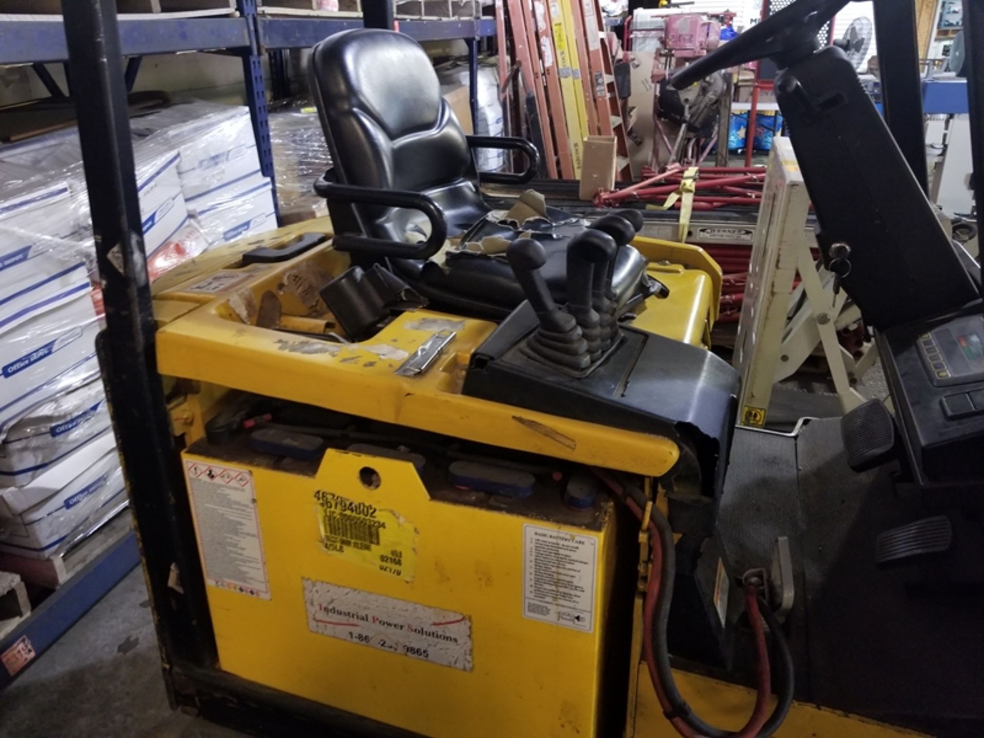 Yale ERC electric forklift with charger hard tire ERC030AGN36TE082 4800LB LIFT - Image 3 of 7