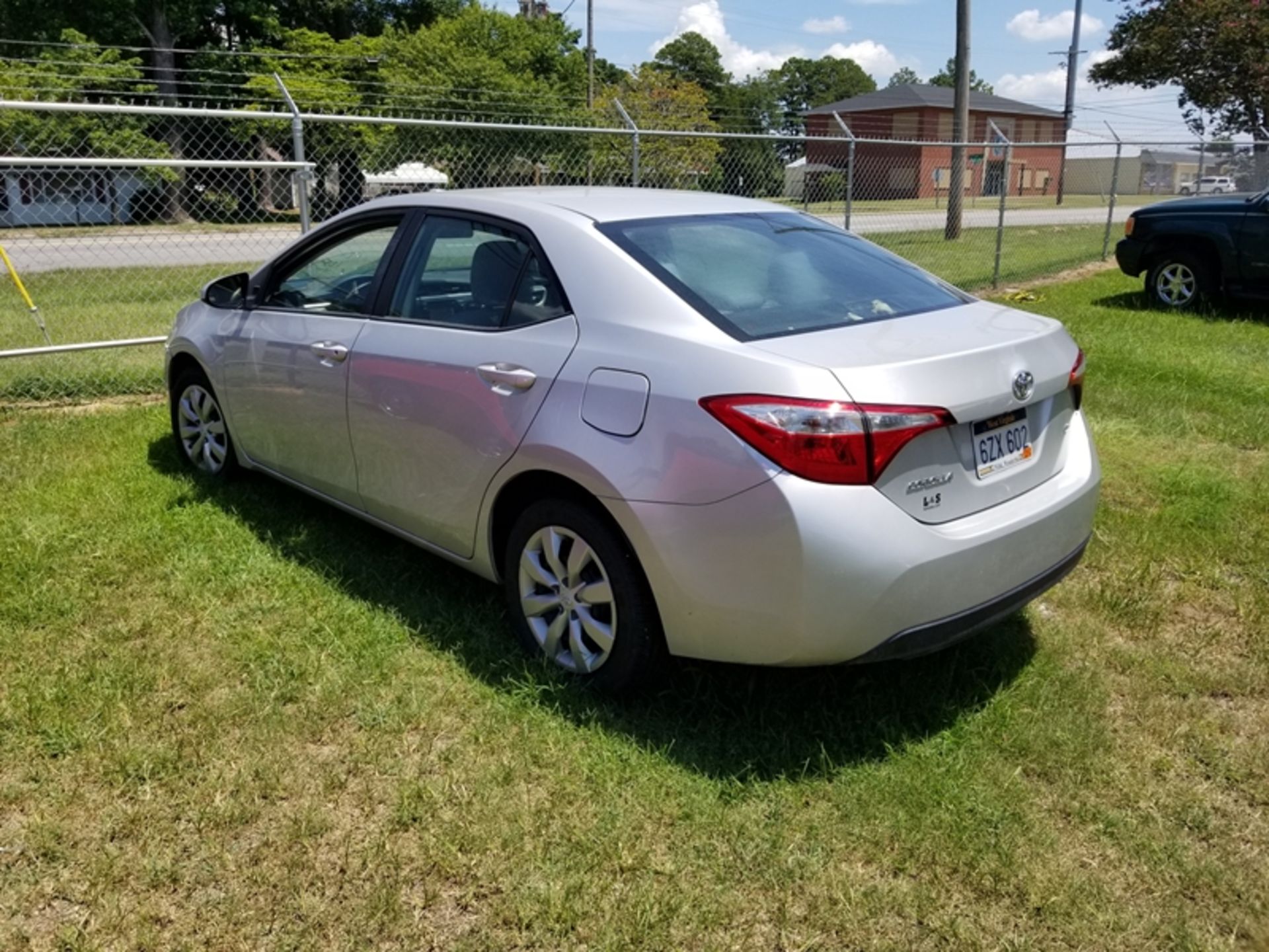 2016 Toyota Corolla vin #2T1BURHE9GC65103263,564 miles car is rough inside and out - Image 4 of 7