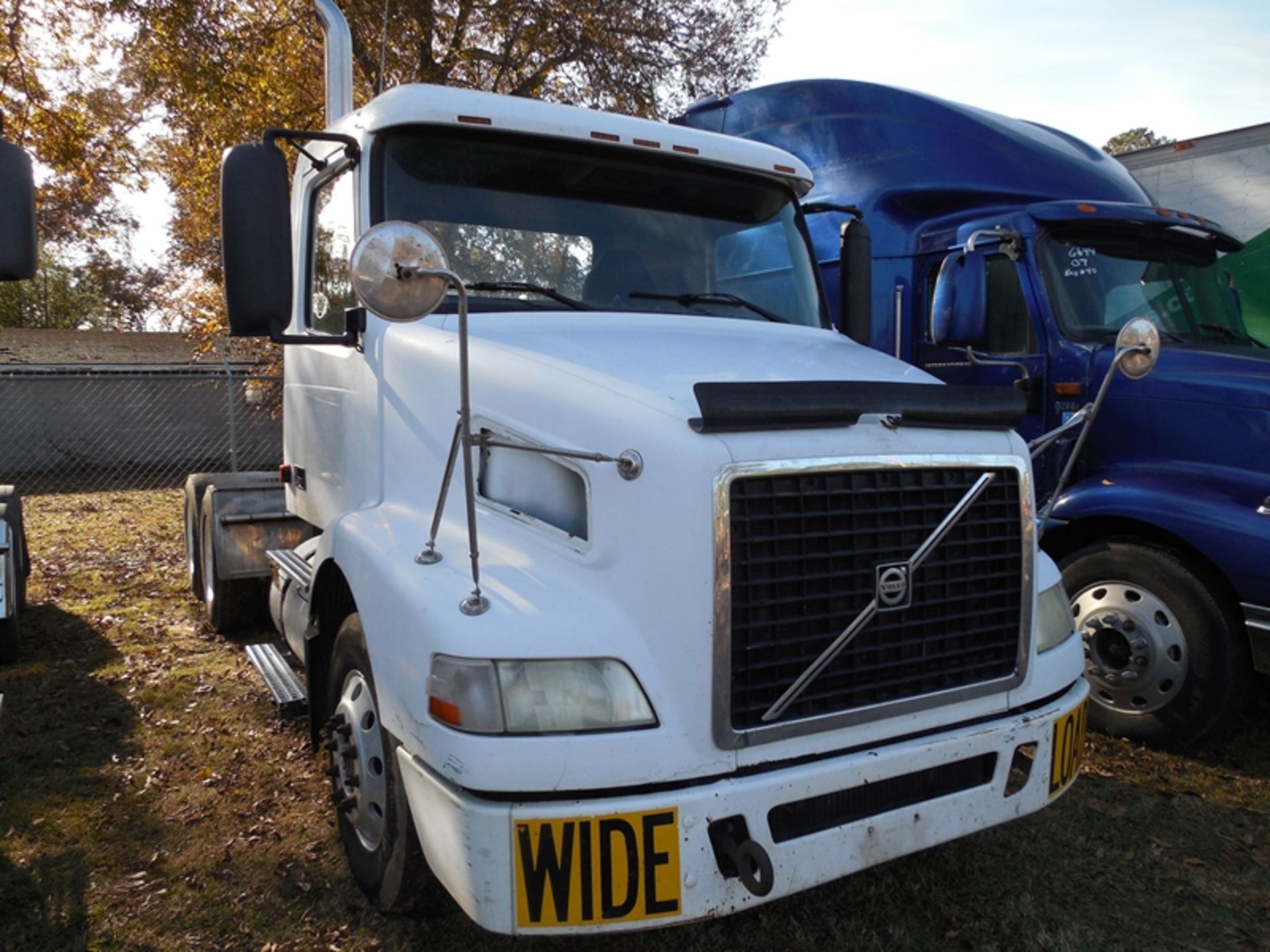 2005 VOLVO daycab road tractor w/wetline 770594 770,594 miles, Volvo 365hp engine 10 spdVIN