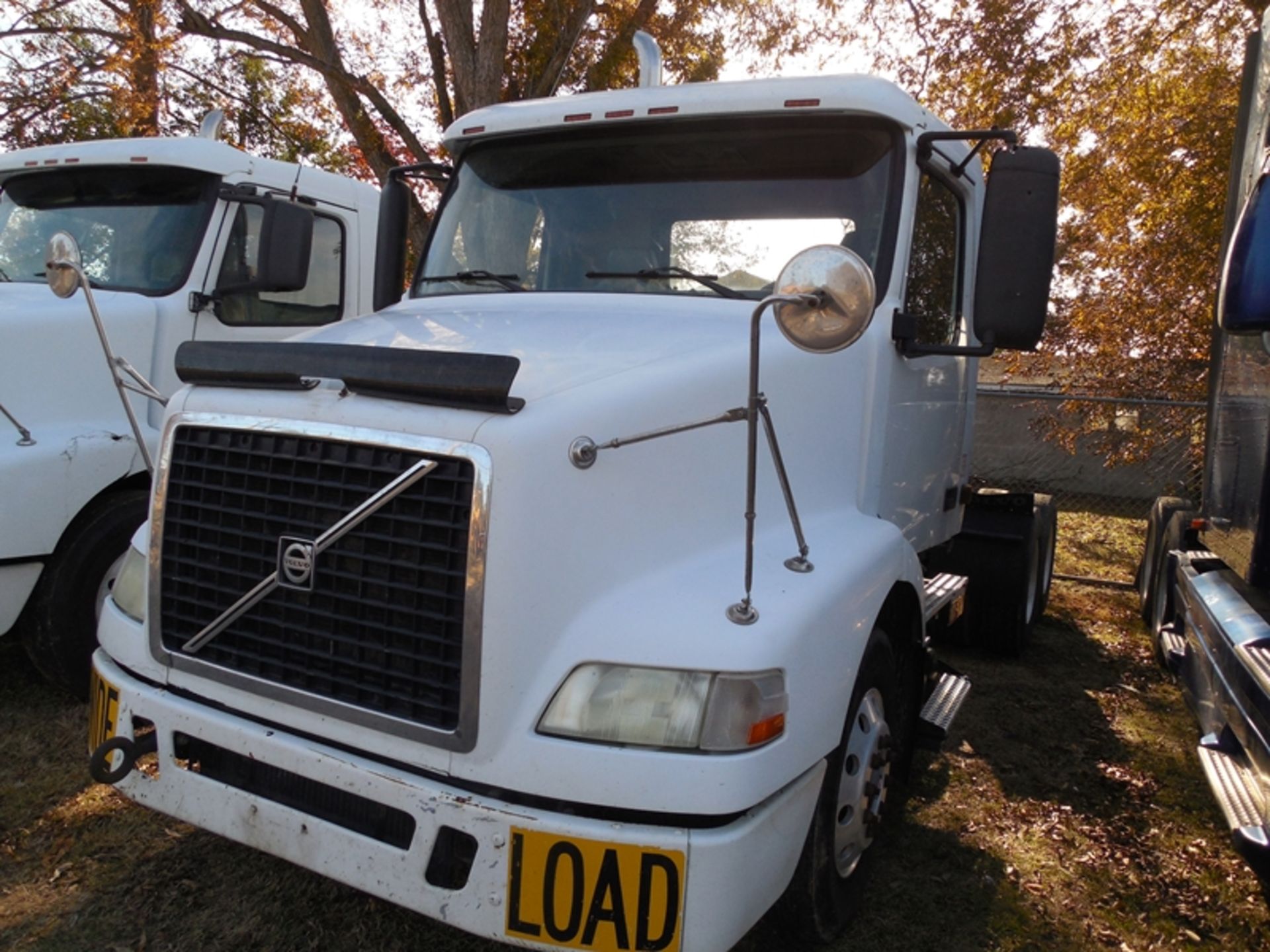 2005 VOLVO daycab road tractor w/wetline 770594 770,594 miles, Volvo 365hp engine 10 spdVIN - Image 2 of 5