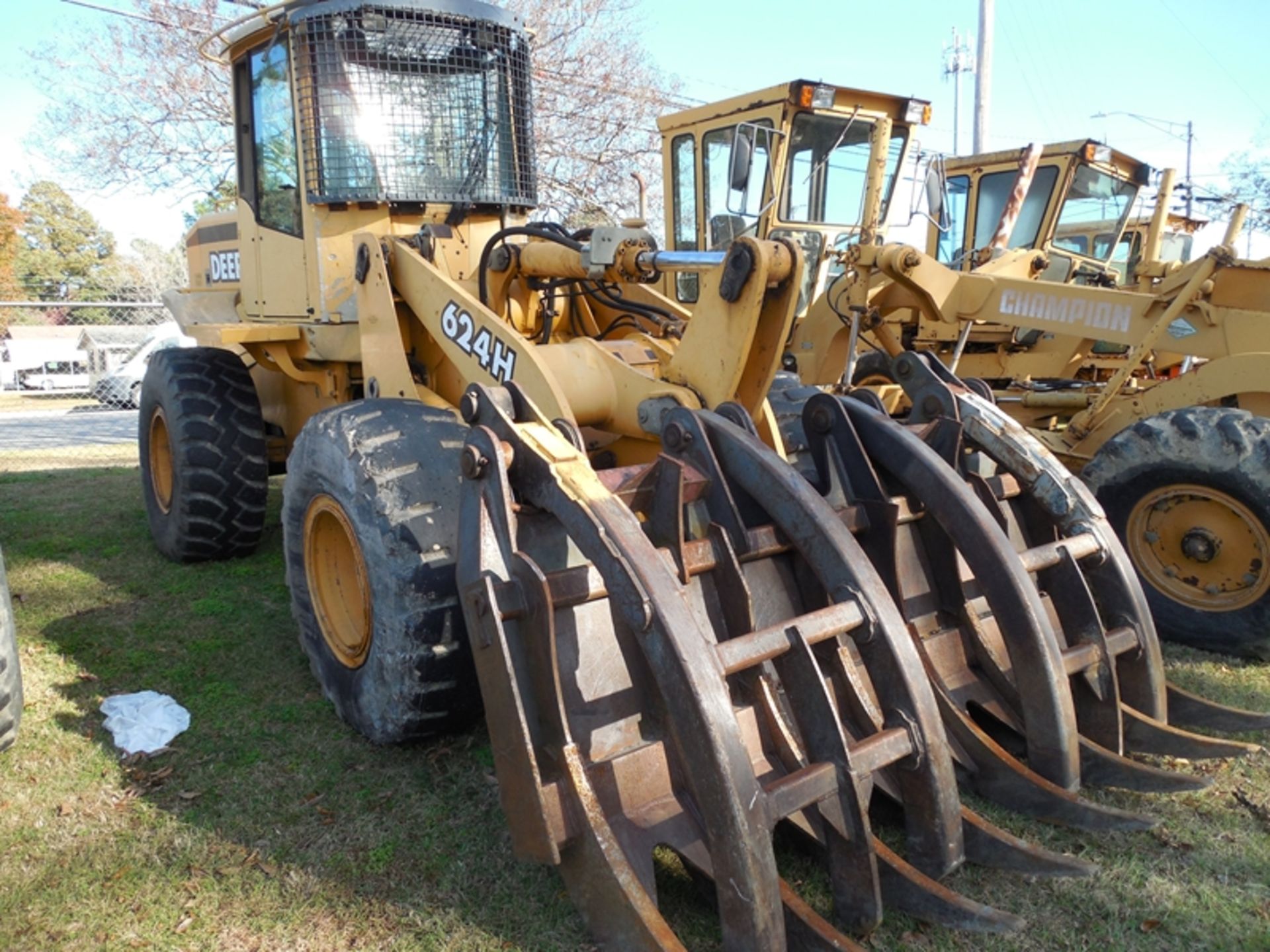 Deere 624H loader with grab forks 18,927 hrs vin# DW624X579183 vin# DW624X579183