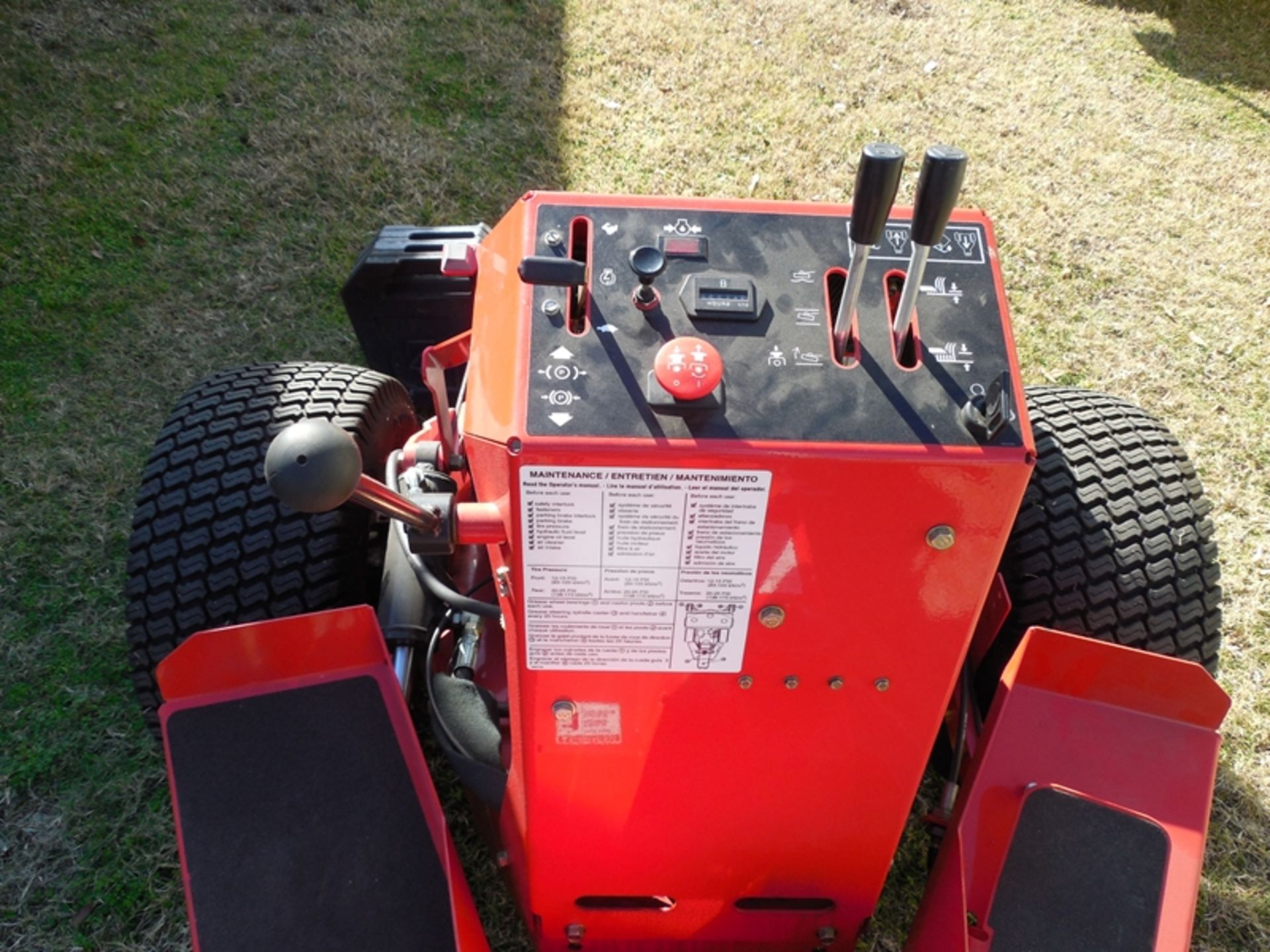 GRAVELY PM310 aircraft tug with only 78hrs. hydraulic lift hydraulic lift - Image 3 of 3