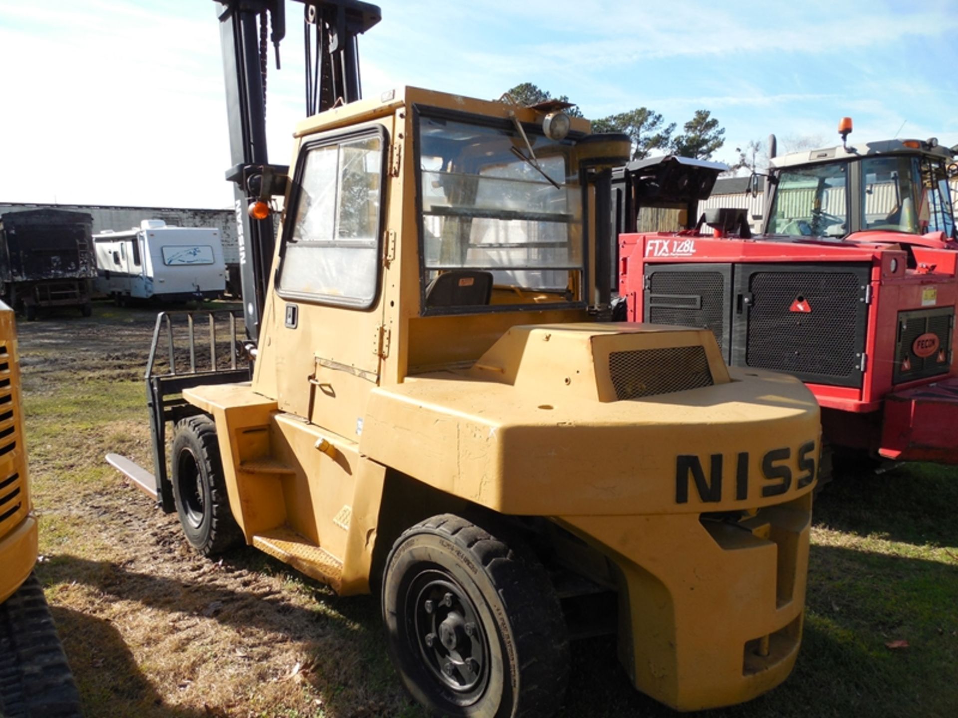 Nissan 15500 dsl pnuematic fork lift cab vin# VF05001064 vin# VF05001064 - Image 3 of 6