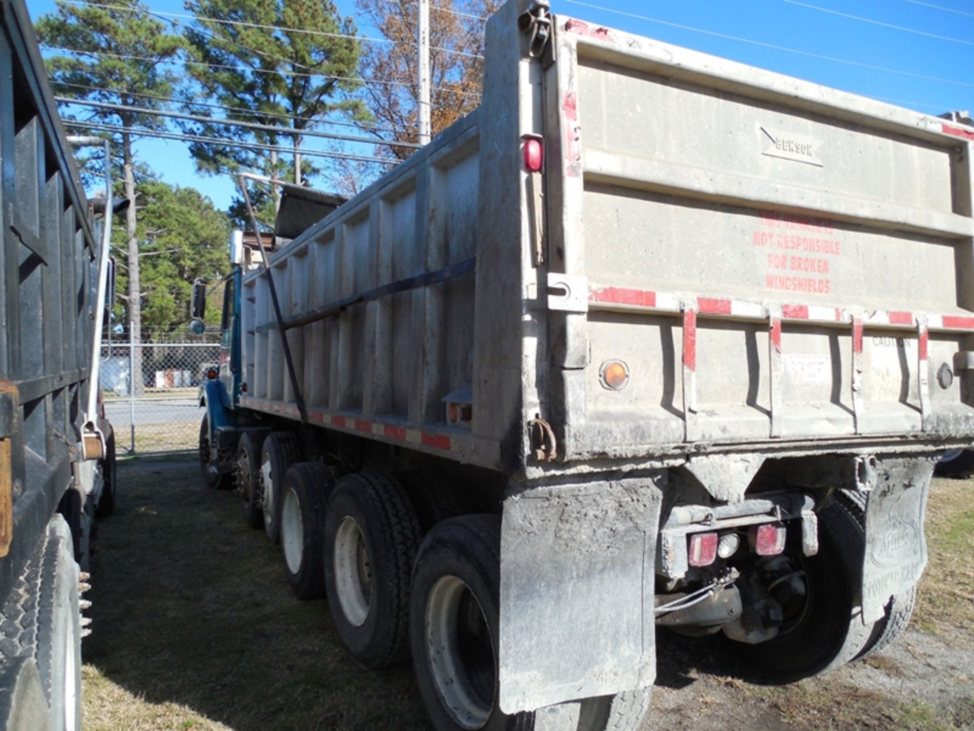 1995 VOLVO "Quint-Axle" 18' alum Benson body Detroit 300, 8LL trans Rear suspension is broke and - Image 4 of 5