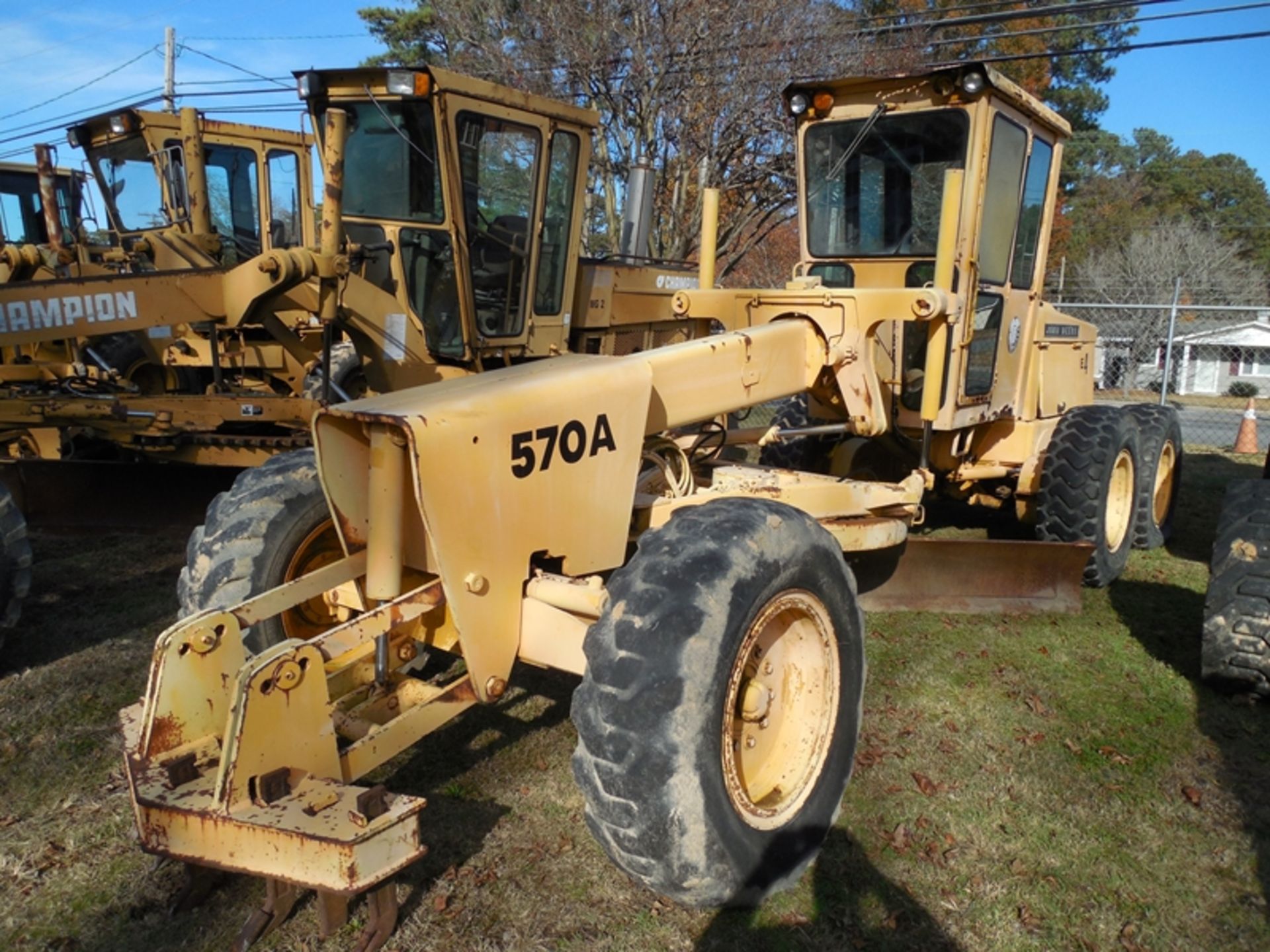 JD 570A motorgrader alot of bottom cab rust vin# 570A08147T vin# 570A08147T - Image 2 of 6