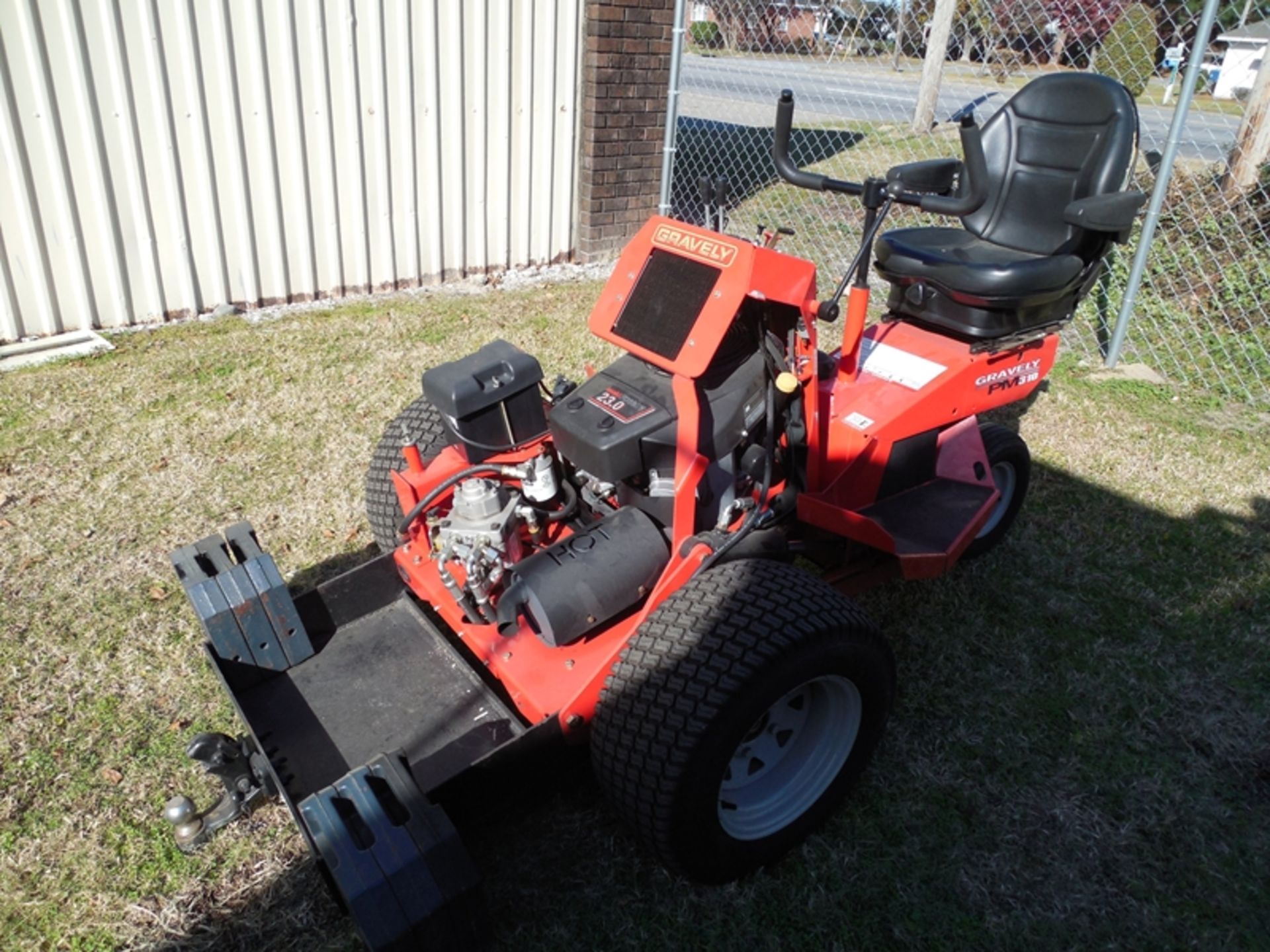 GRAVELY PM310 aircraft tug with only 78hrs. hydraulic lift hydraulic lift - Image 2 of 3
