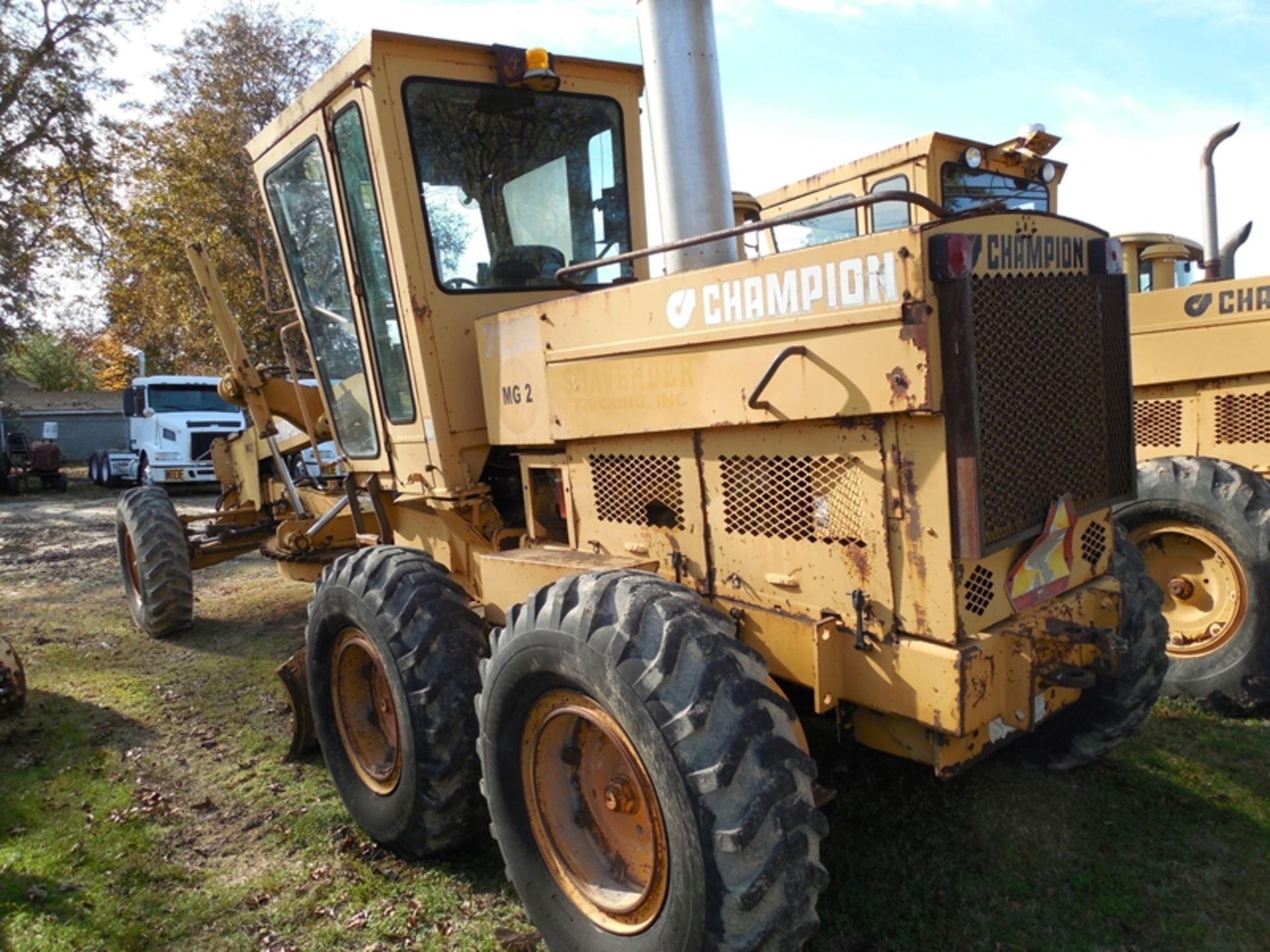 Champion 720A motorgrader 13,209 hrs showing vin# 720A1875761935589 vin# 720A1875761935589 - Image 3 of 5