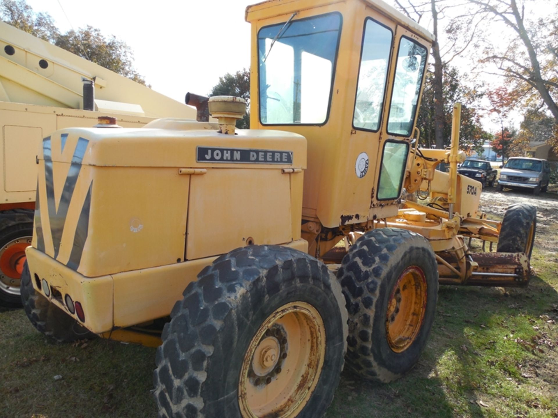 JD 570A motorgrader alot of bottom cab rust vin# 570A08147T vin# 570A08147T - Image 4 of 6