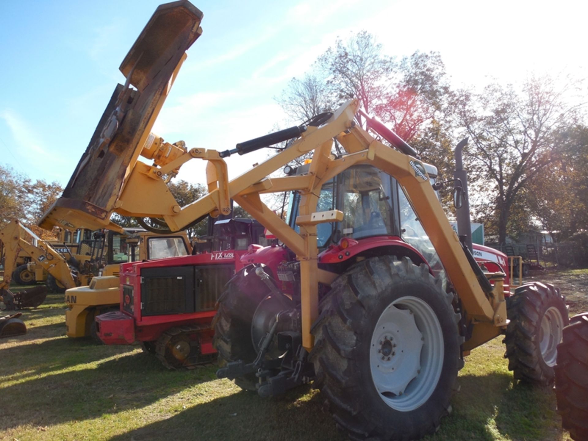 MF 5475 4wd w/ Diamond mid mount long reach mower MF 5475 Dyna-4 cab, 4wd, 229 hrs, shuttle shift - Image 3 of 5