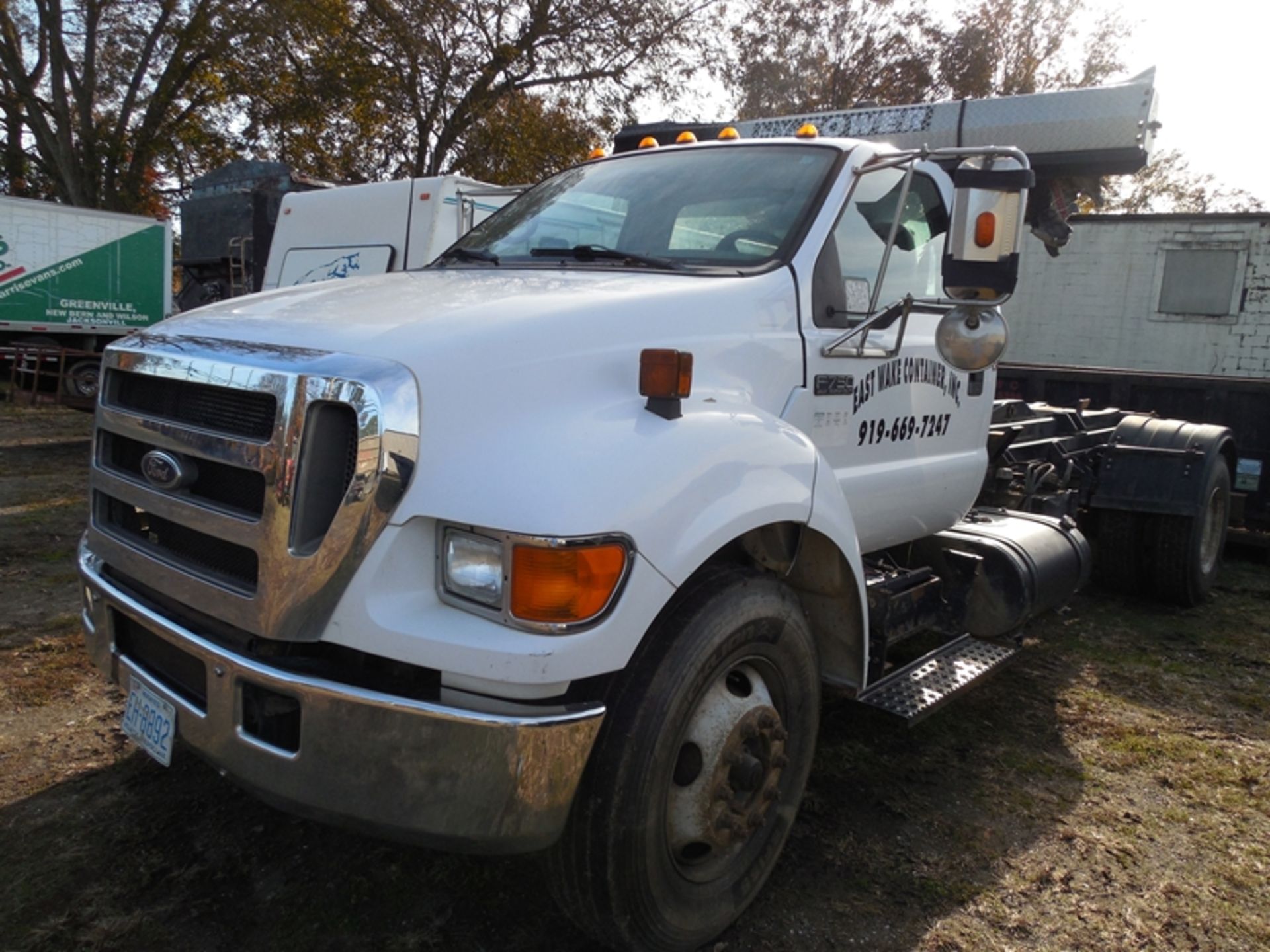 2006 FORD F750 diesel, auto w/STELLAR Shuttle Stellar hook lift body, 279,595 milesvin# - Image 2 of 5