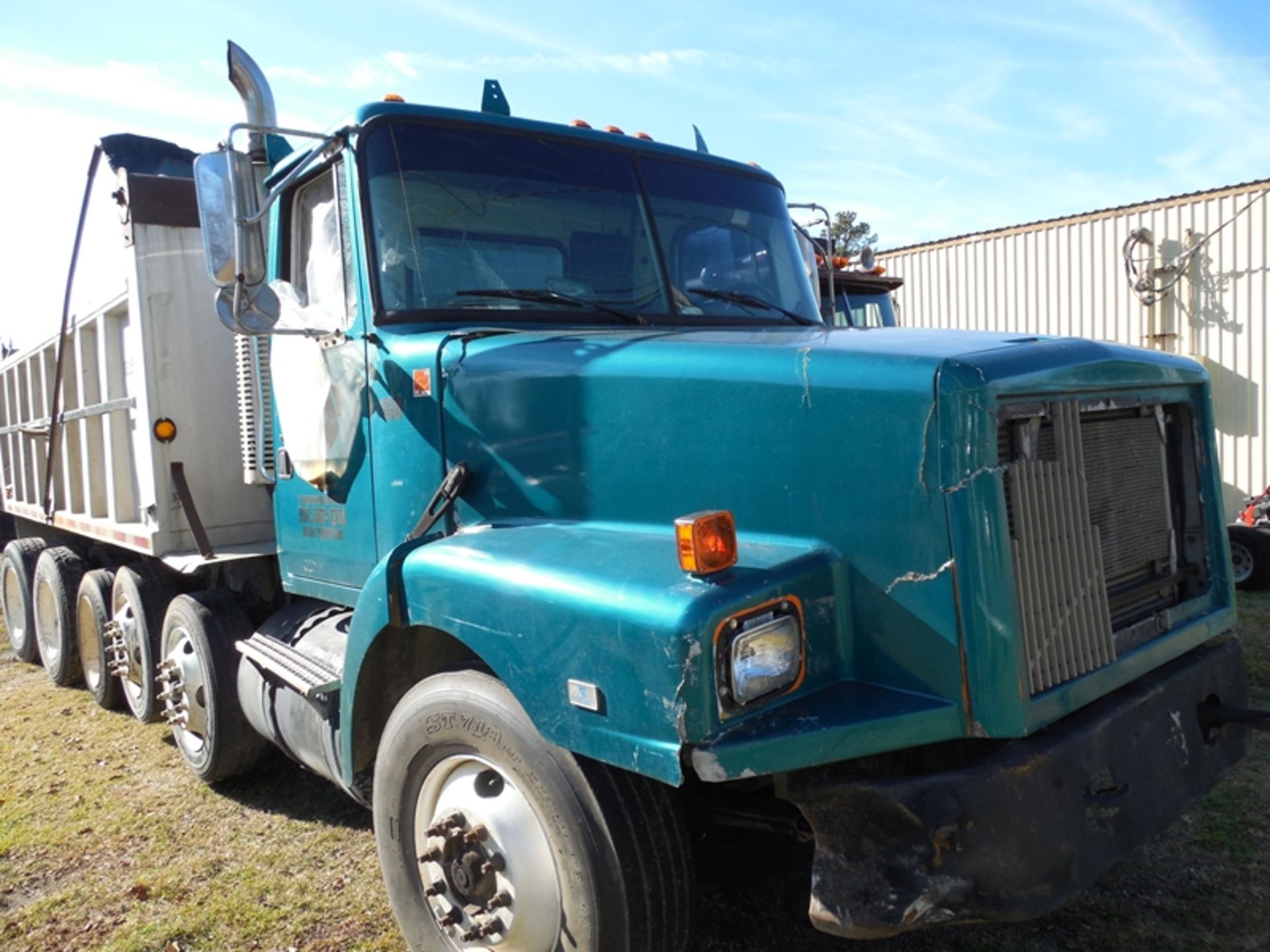 1995 VOLVO "Quint-Axle" 18' alum Benson body Detroit 300, 8LL trans Rear suspension is broke and - Image 2 of 5
