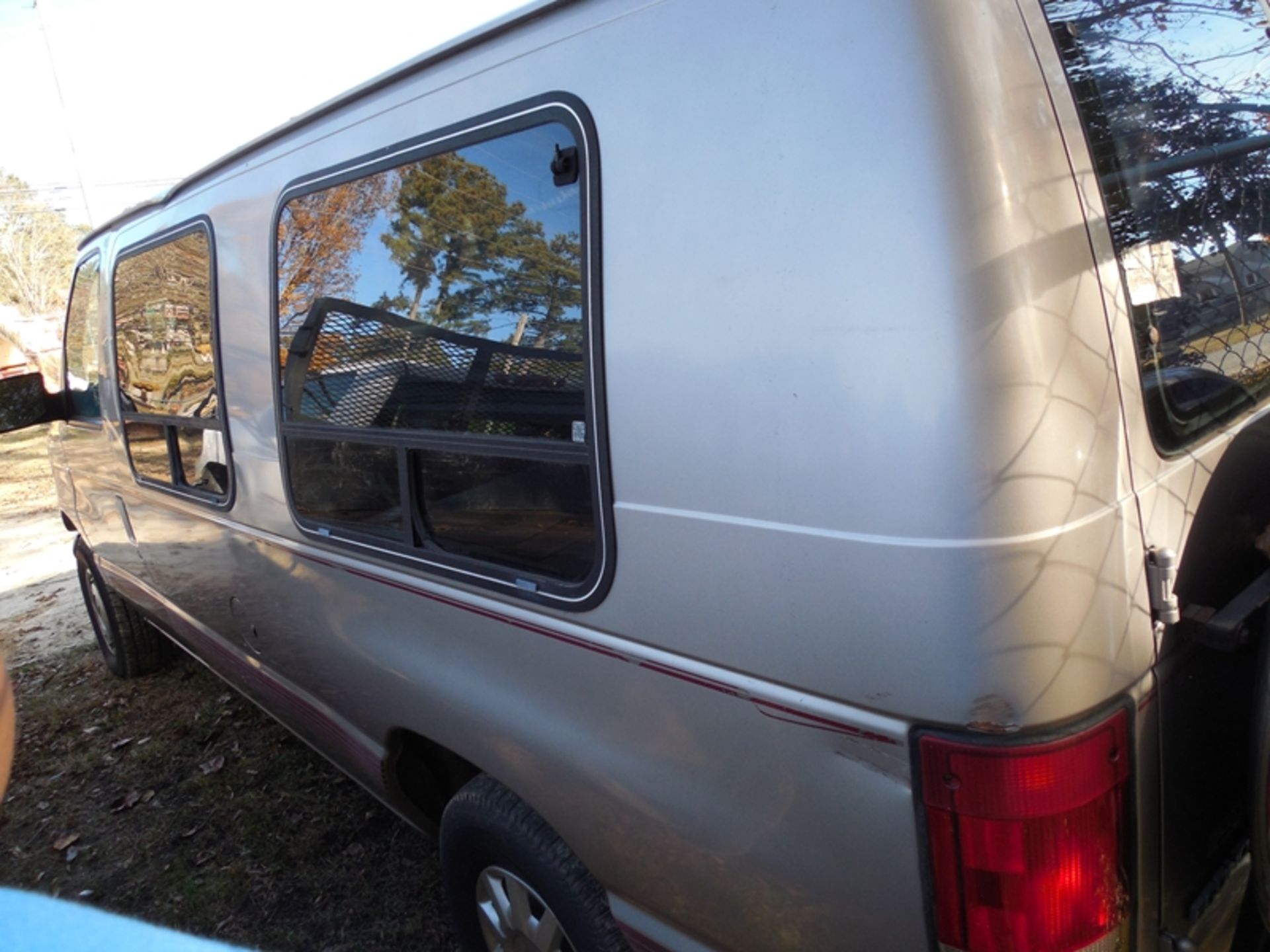 1995 FORD ACCESIBLE van with auto ramp entry, full hand controls, like new PERMOBILE C300 power - Image 4 of 5