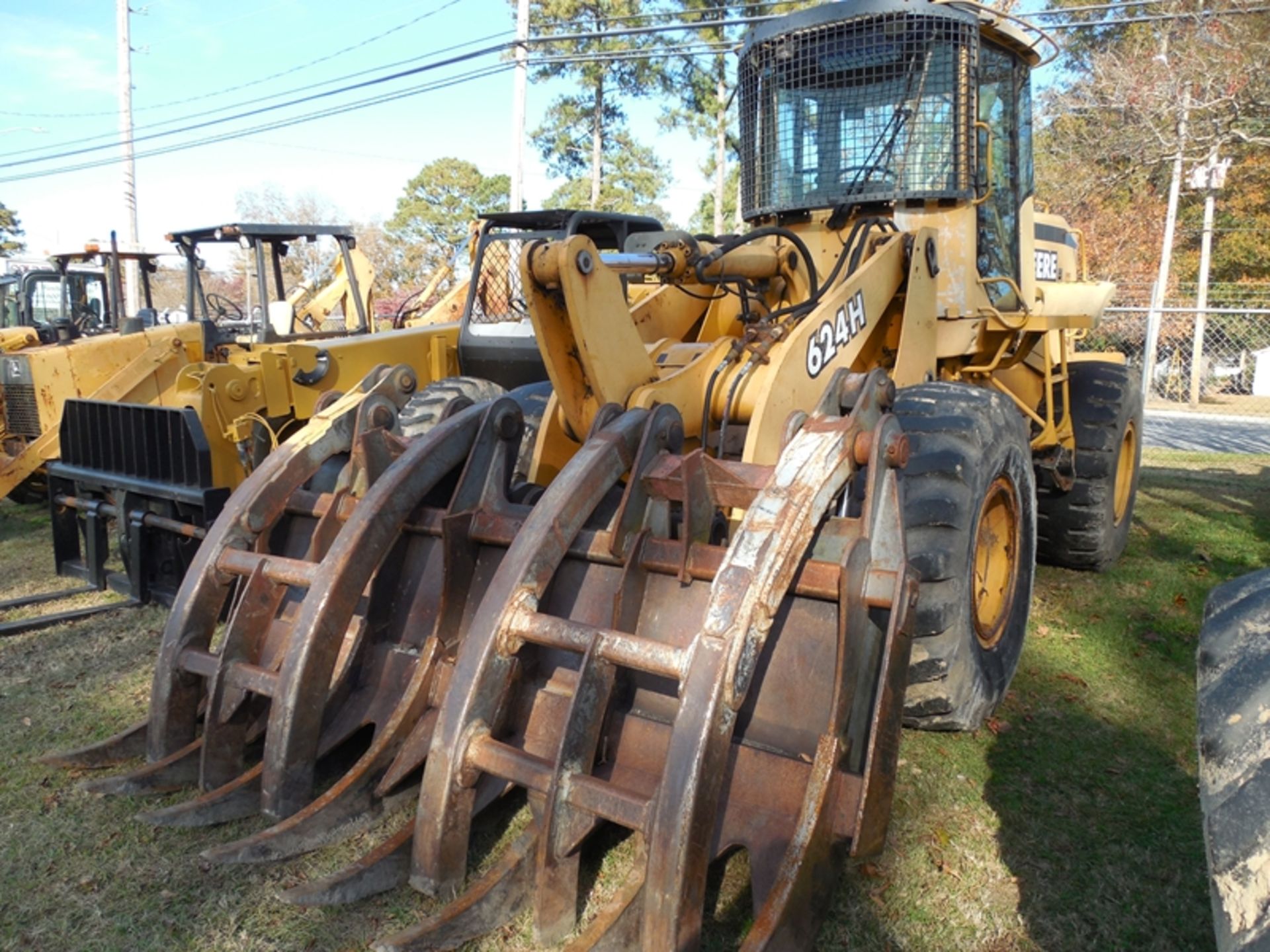 Deere 624H loader with grab forks 18,927 hrs vin# DW624X579183 vin# DW624X579183 - Image 2 of 6