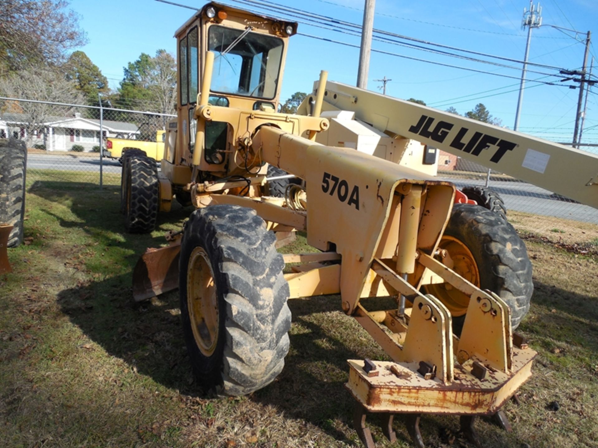 JD 570A motorgrader alot of bottom cab rust vin# 570A08147T vin# 570A08147T