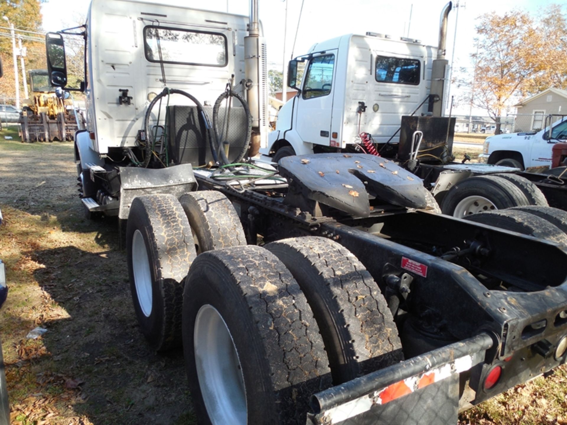 2005 VOLVO daycab road tractor w/wetline 770594 770,594 miles, Volvo 365hp engine 10 spdVIN - Image 3 of 5