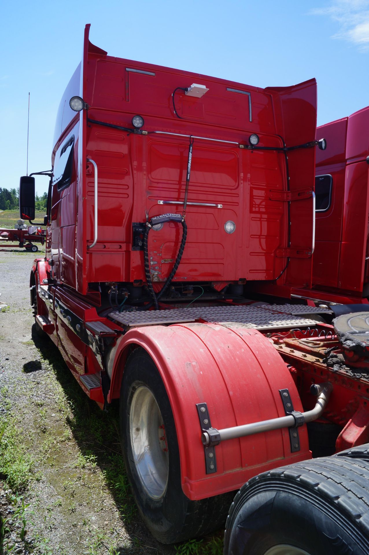 2015 VOLVO VNL430 Sleeper Truck Tractor - Image 2 of 11