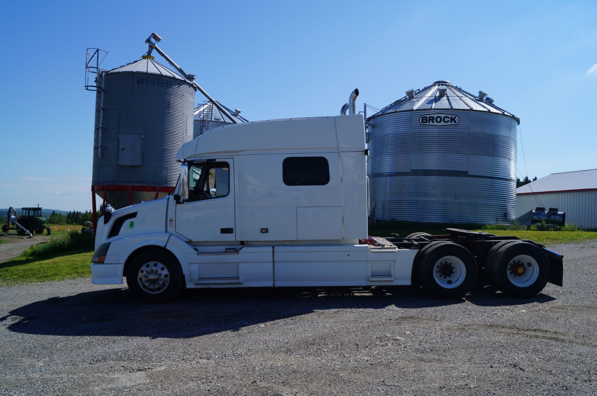 2011 VOLVO VNL730 Sleeper Truck - Image 7 of 18