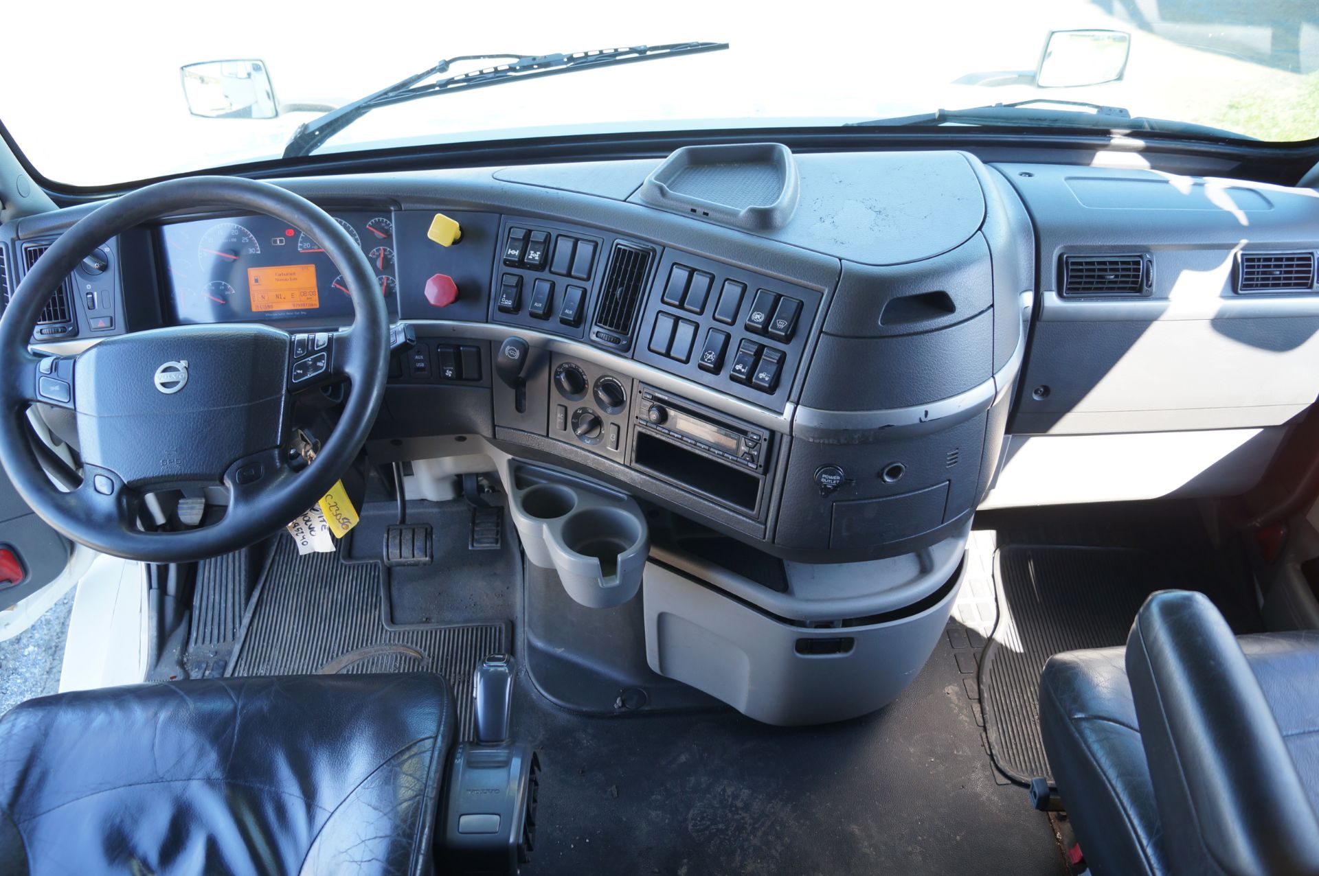 2011 VOLVO VNL730 Sleeper Truck - Image 18 of 18