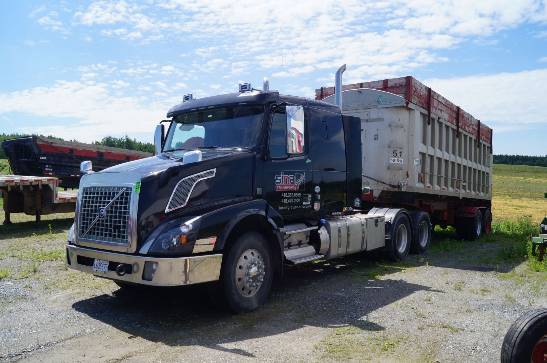 2015 VOLVO VNX 430 Sleeper Truck Tractor, KM: 480 000. C/W 550 h.p D16 motor, Automatic - Image 2 of 25