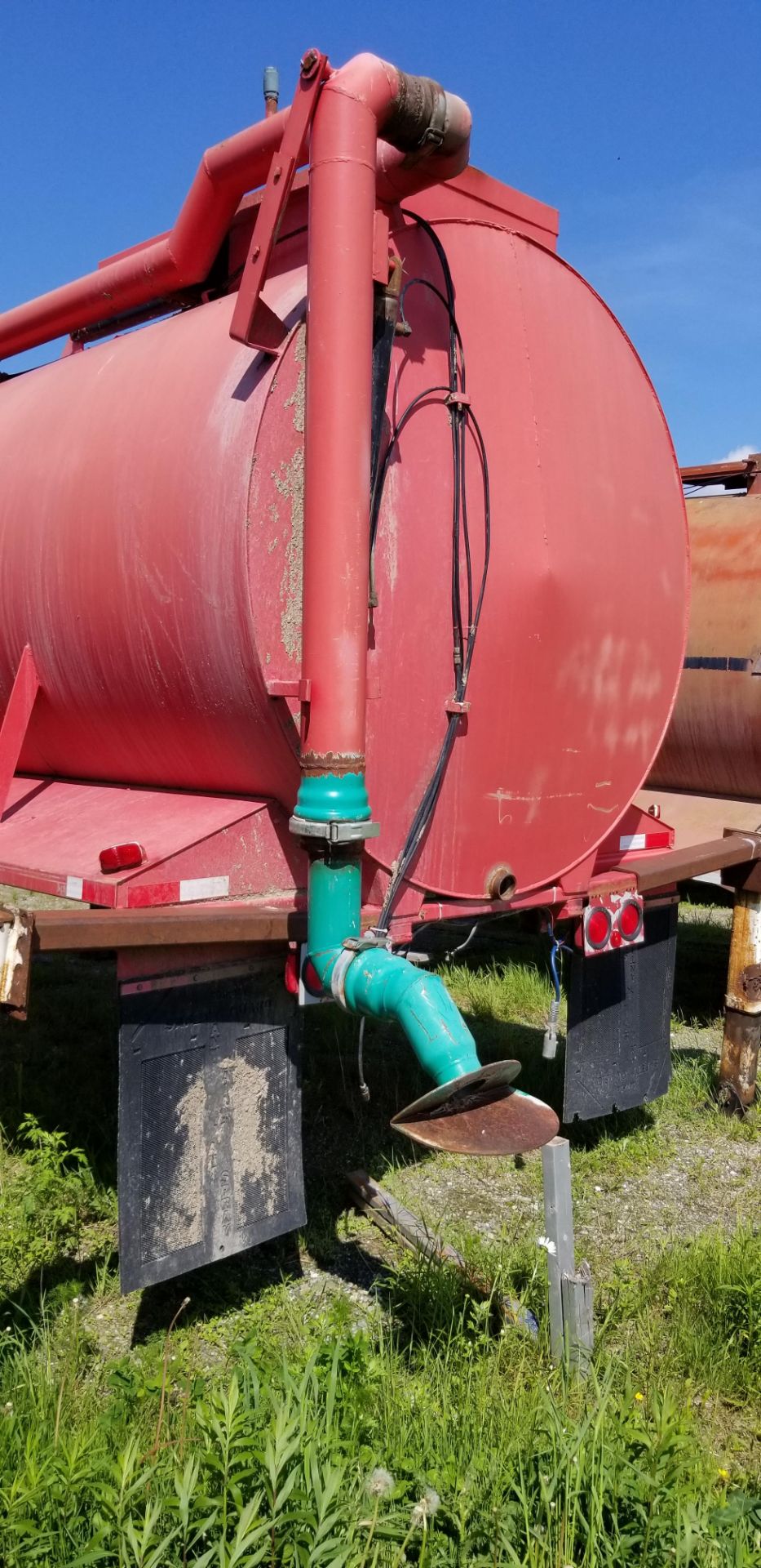 TEMCO 3200 gallon Manure Tank on frame - Image 3 of 4