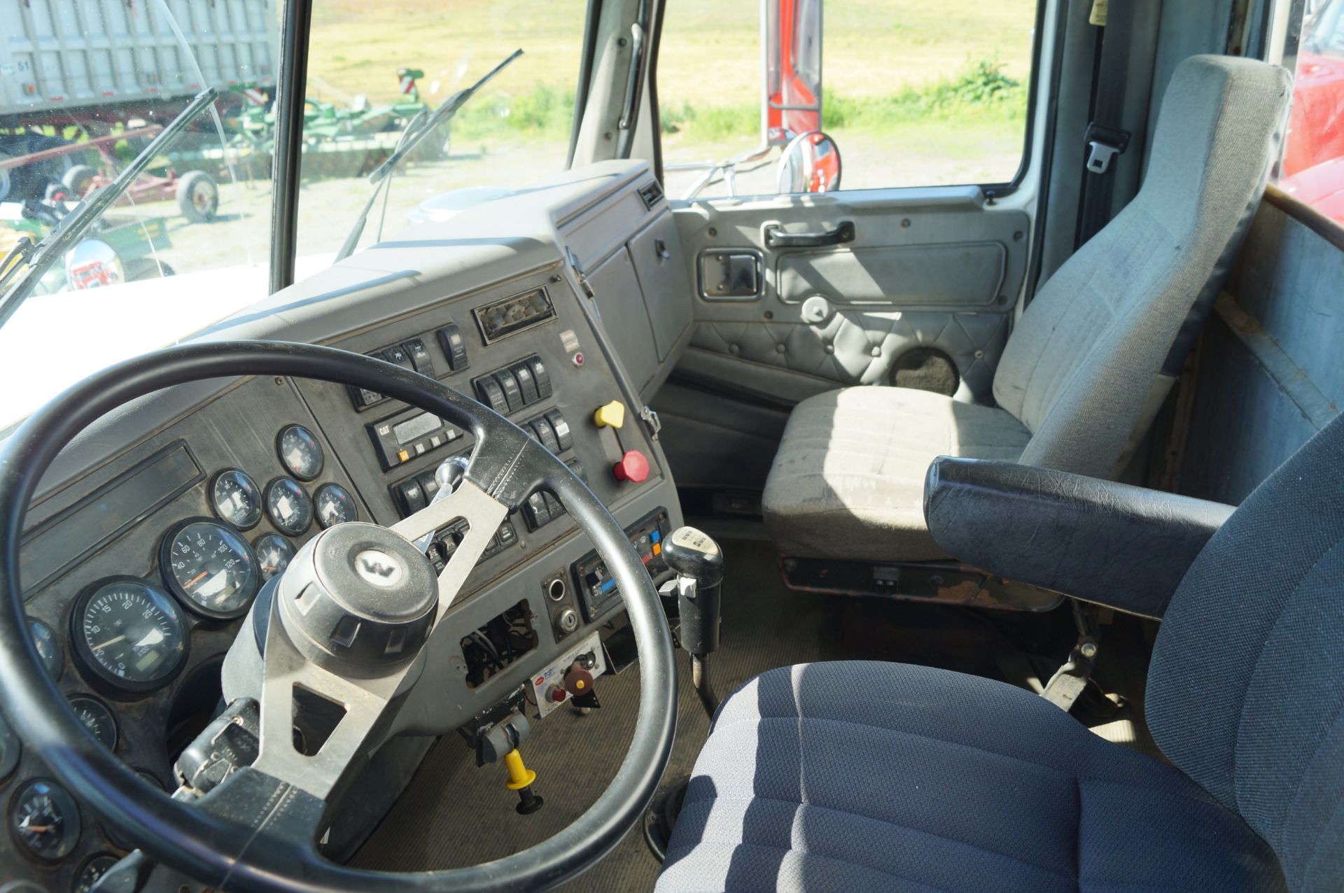 1998 WESTERN STAR 4964FX with 20' Aluminum Grain Tipping Bin - Image 11 of 21