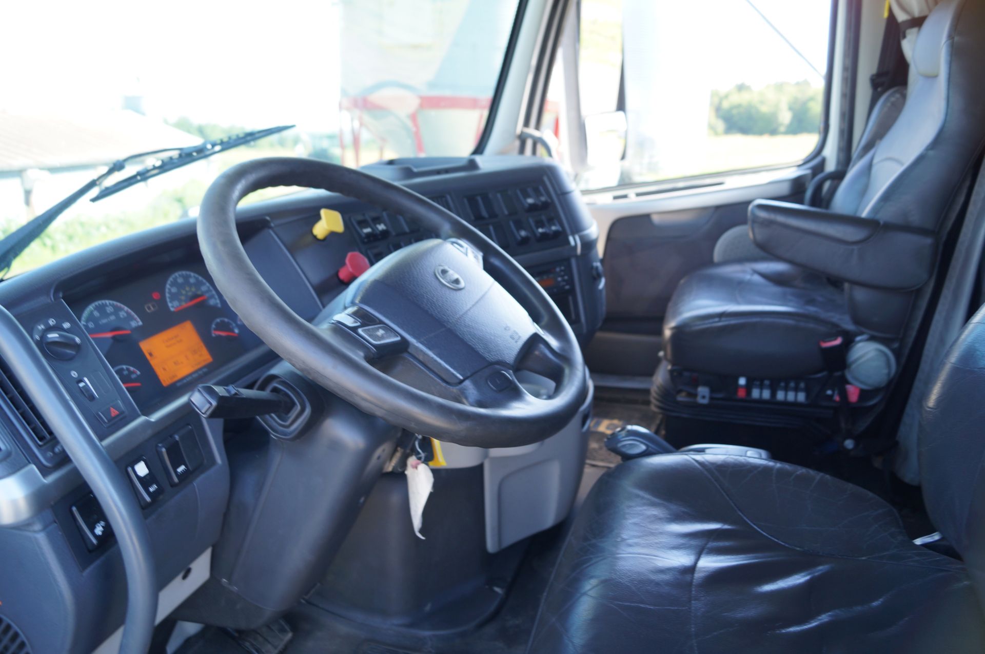 2011 VOLVO VNL730 Sleeper Truck - Image 11 of 18