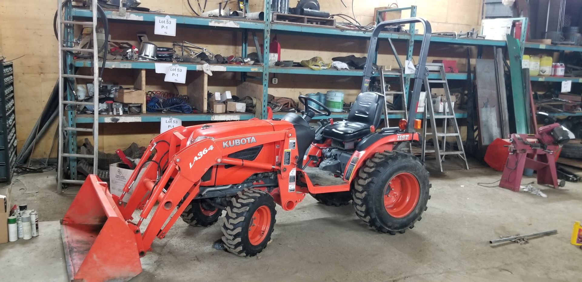 Kubota Tractor mod.B2920 with 4' Bucket Attachment