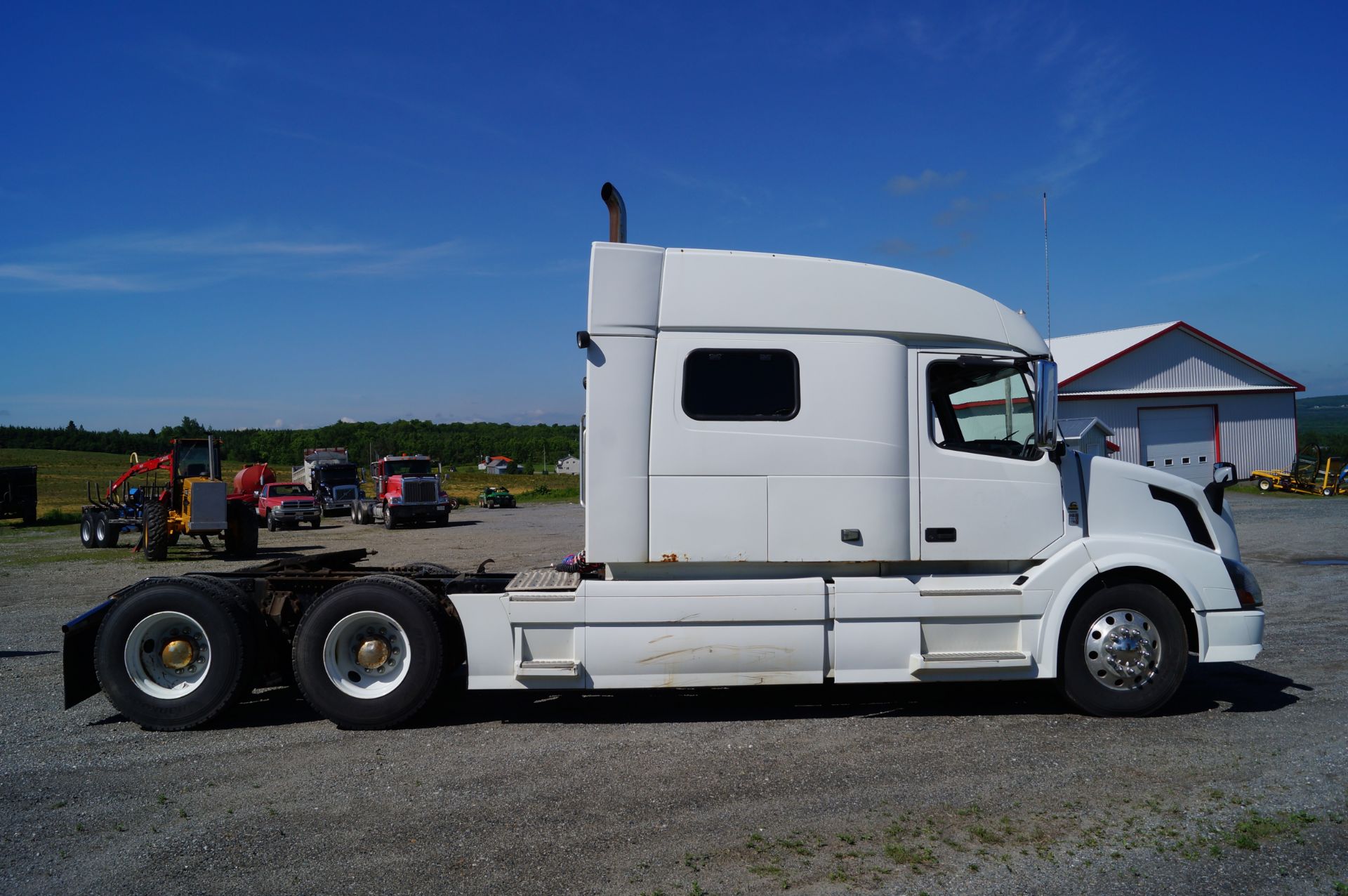 2011 VOLVO VNL730 Sleeper Truck - Image 4 of 18