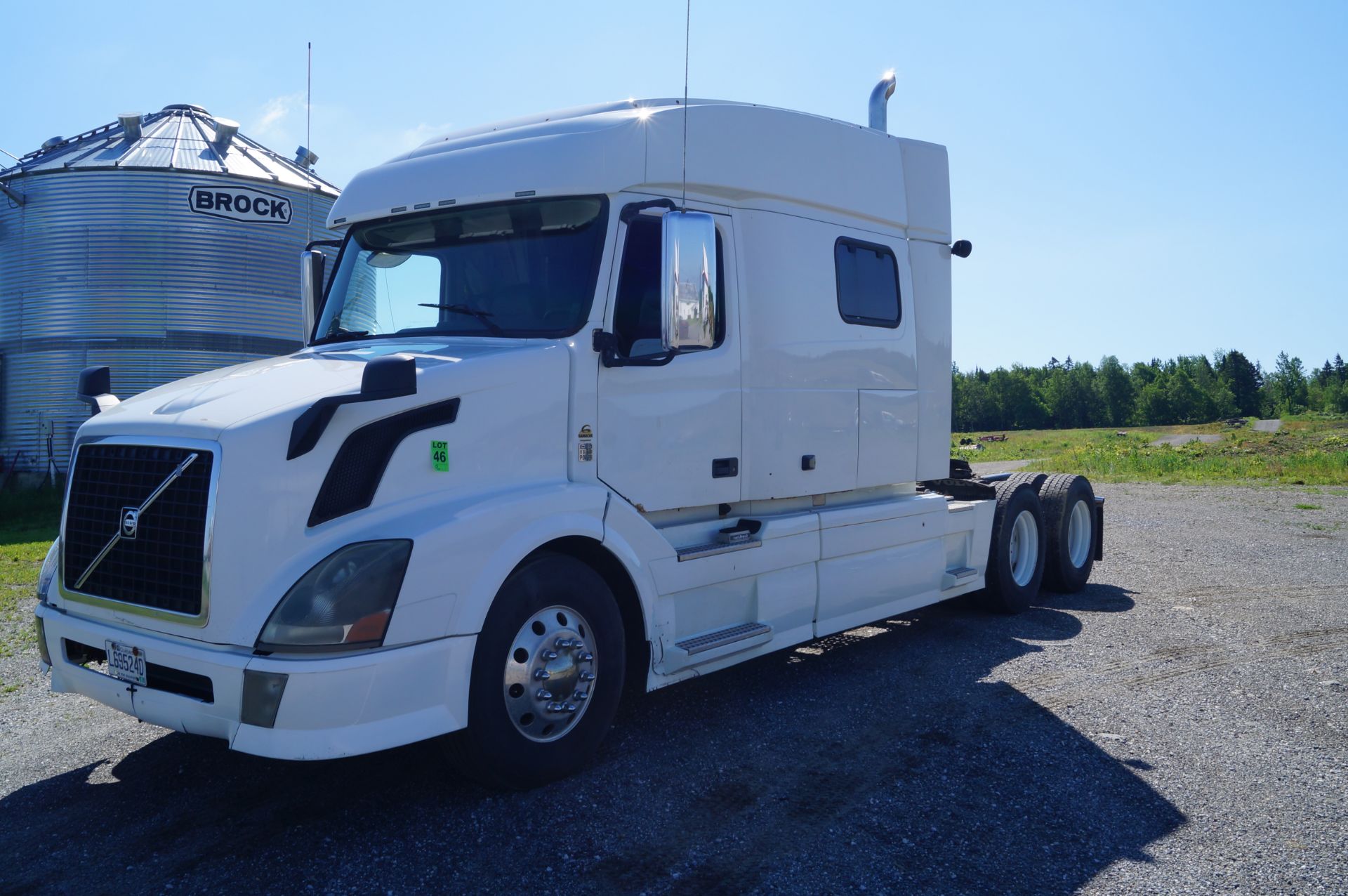 2011 VOLVO VNL730 Sleeper Truck