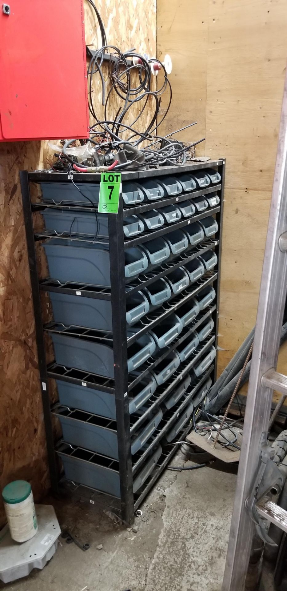 Metal rack with 8 levels and set of 35 bins