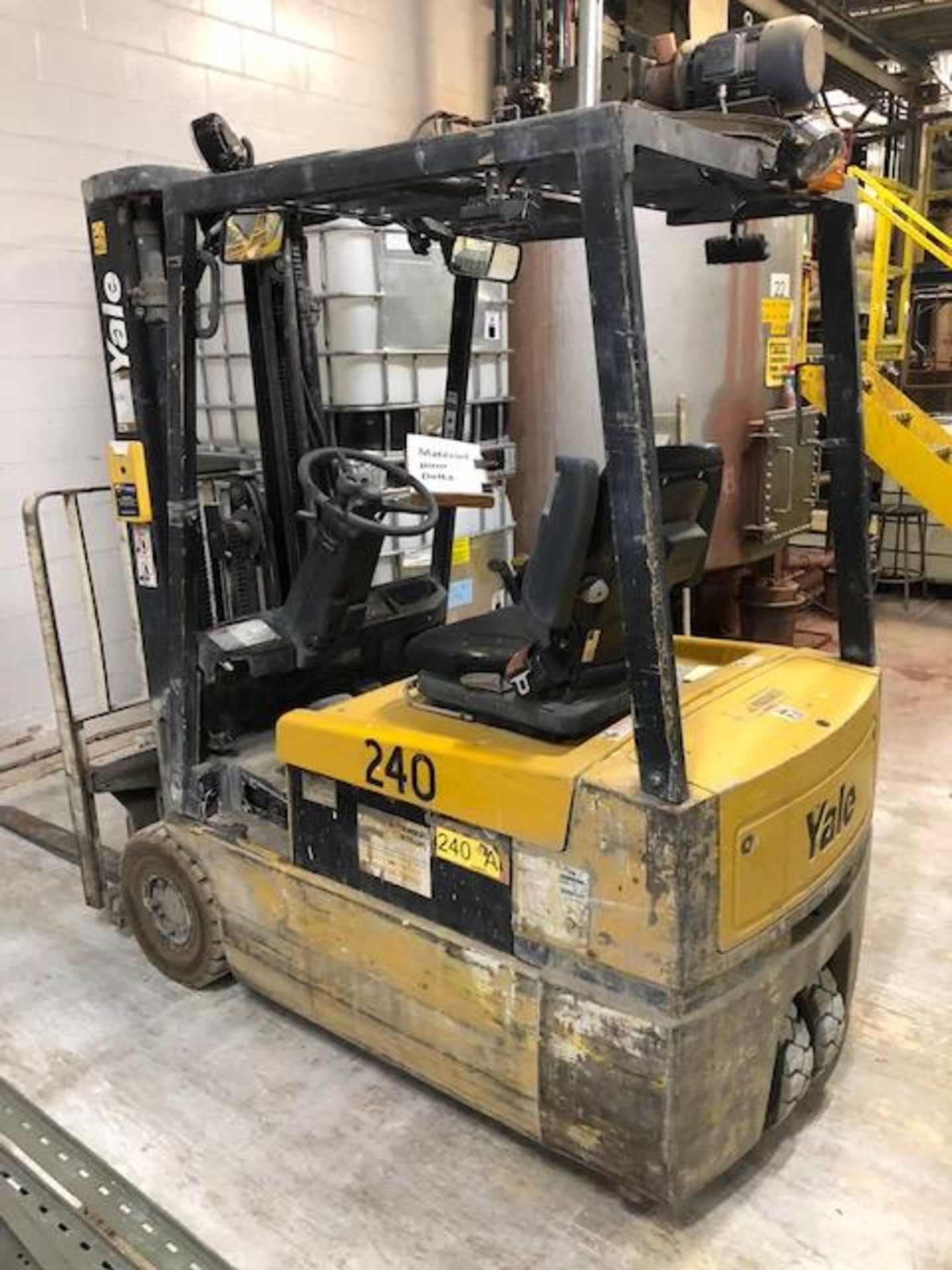 2000, electric forklift Yale, 3,360lbs, 3 stage mast, side shift, 3 wheels, Model:
