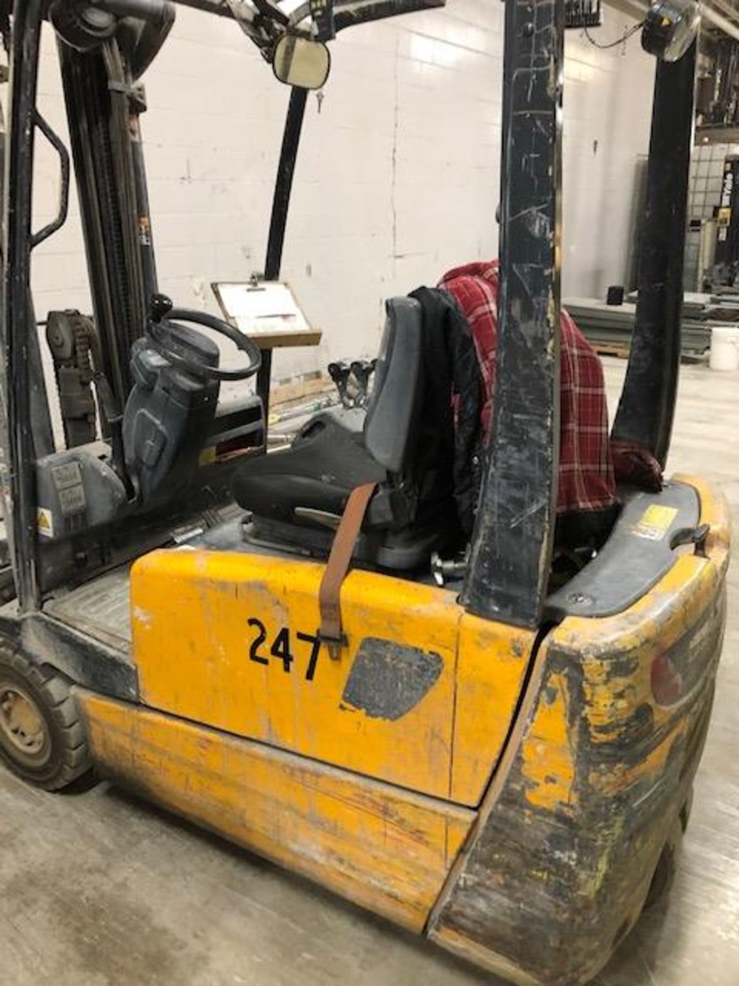 2007, electric forklift Jungheinrich, 3,730lbs, 3 stage mast, side shift, 3 wheels, Model: EFG220,