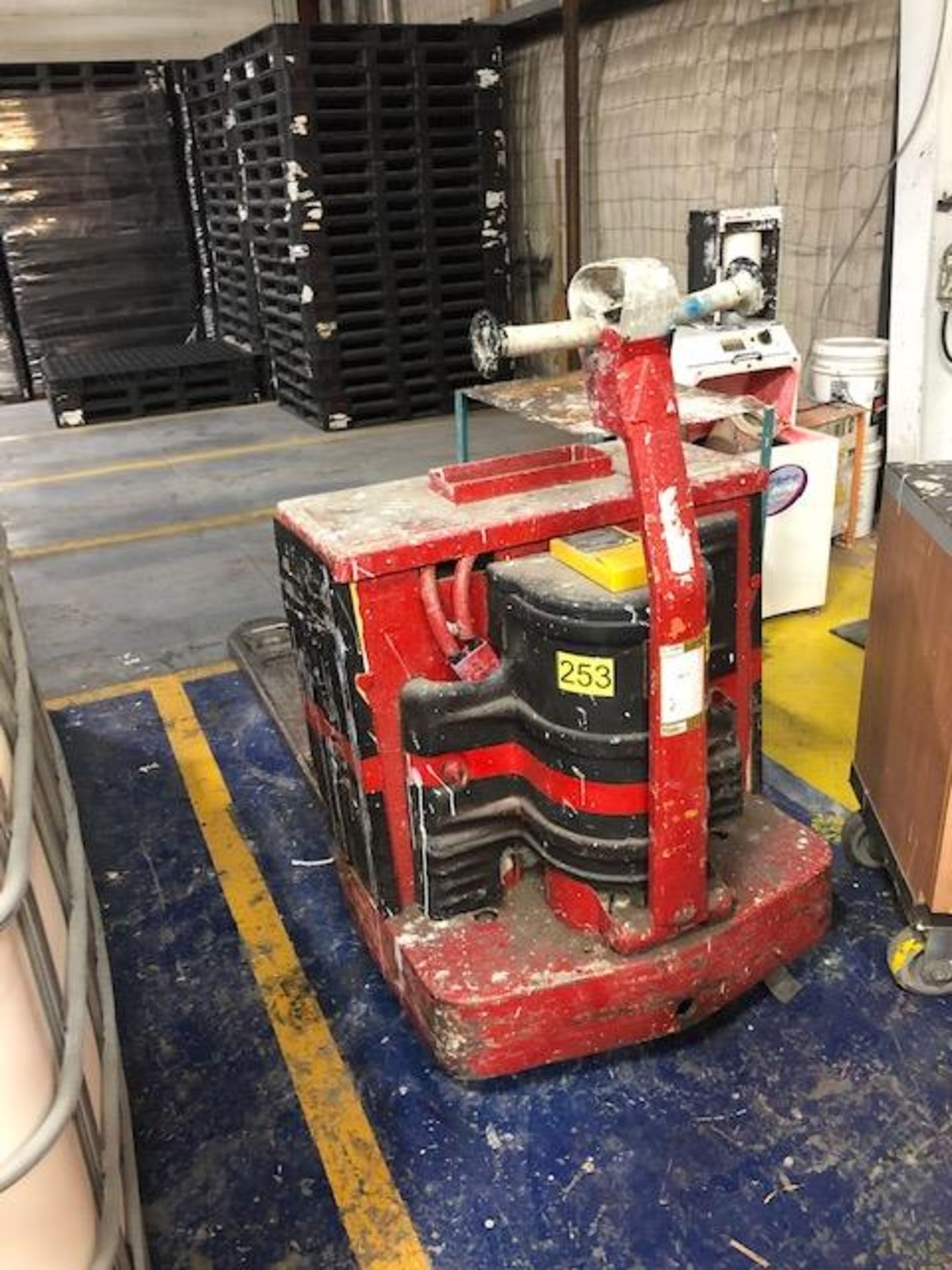 Yale electric Pallet truck, 3,500lbs, Model: MP100C24M2760, s/n: 352326, includes charger gnb