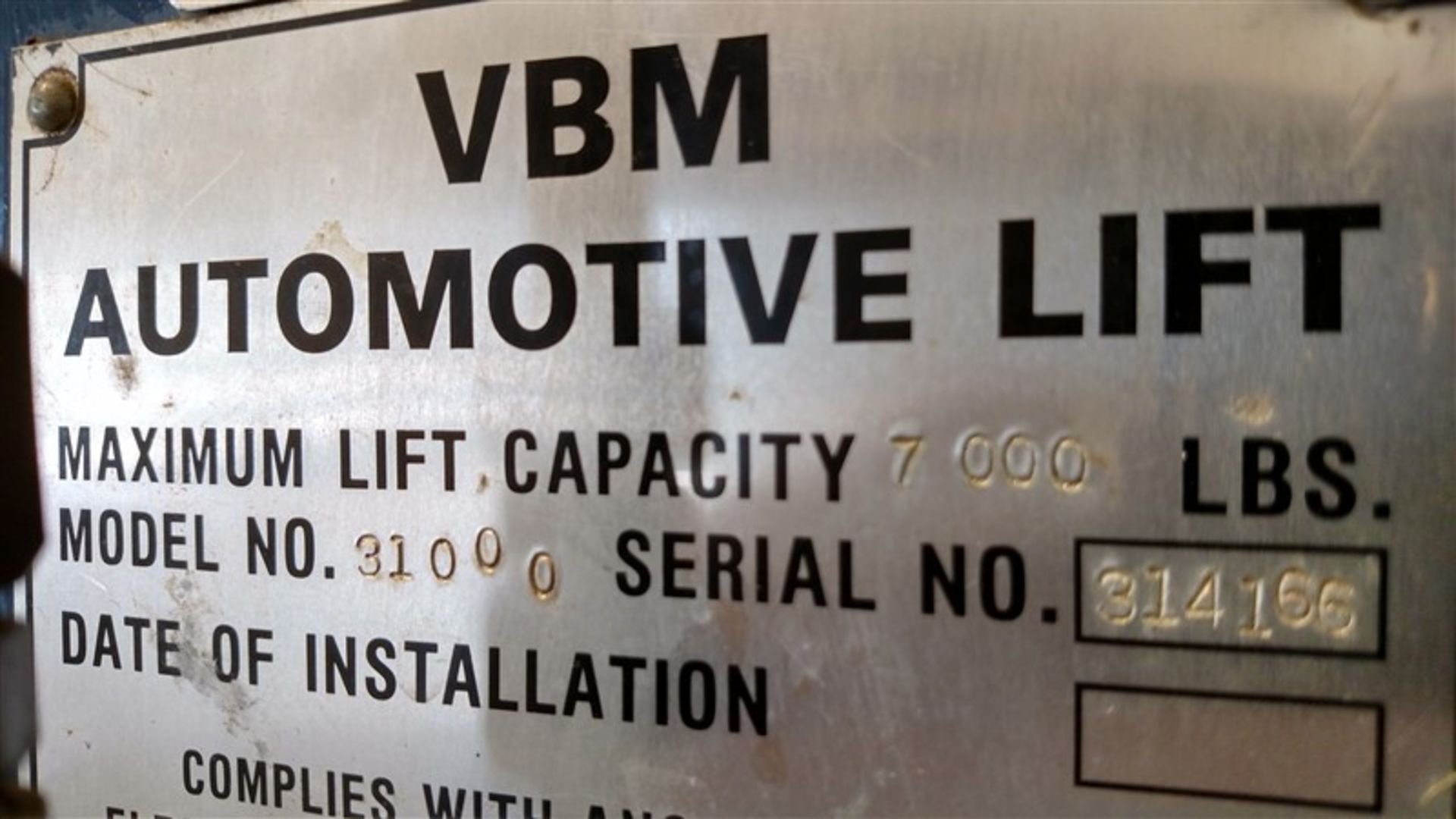 (1) VBM Model 31000 (7,000#) 2-Post Surface Lift s/n 314166 (1 x Your Bid) - Image 4 of 9