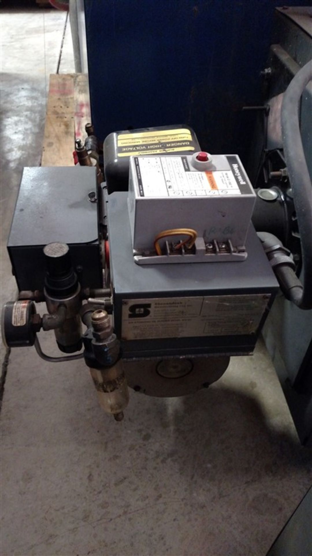Shenandoah Horizon 200 Multi-Oil Heater w/ WO-B5 Air Oil Burner, Husky 1040 Diaphragm Waste Oil Pump - Image 2 of 11