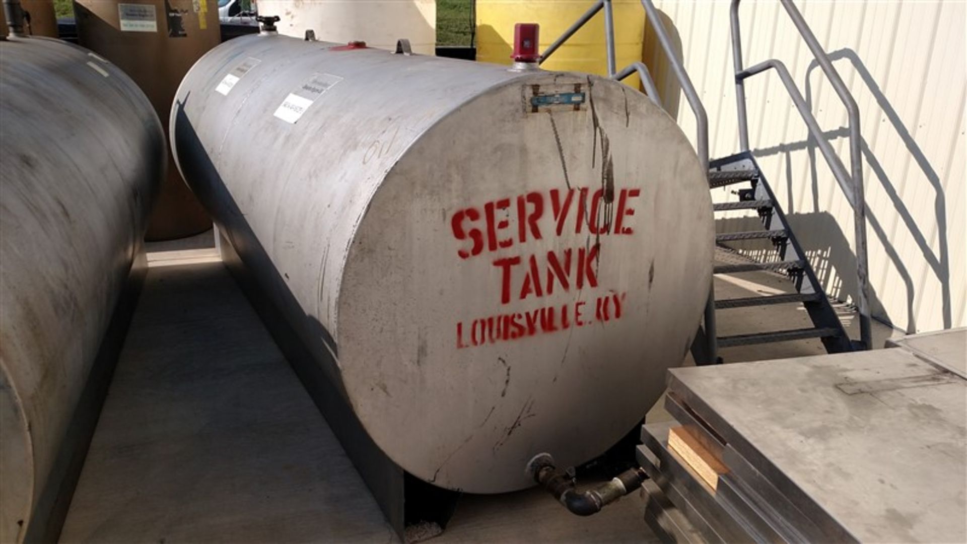 1,000 Gal. Horizontal New Oil Tank w/ Alemite Ram Pump (1 x Your Bid)