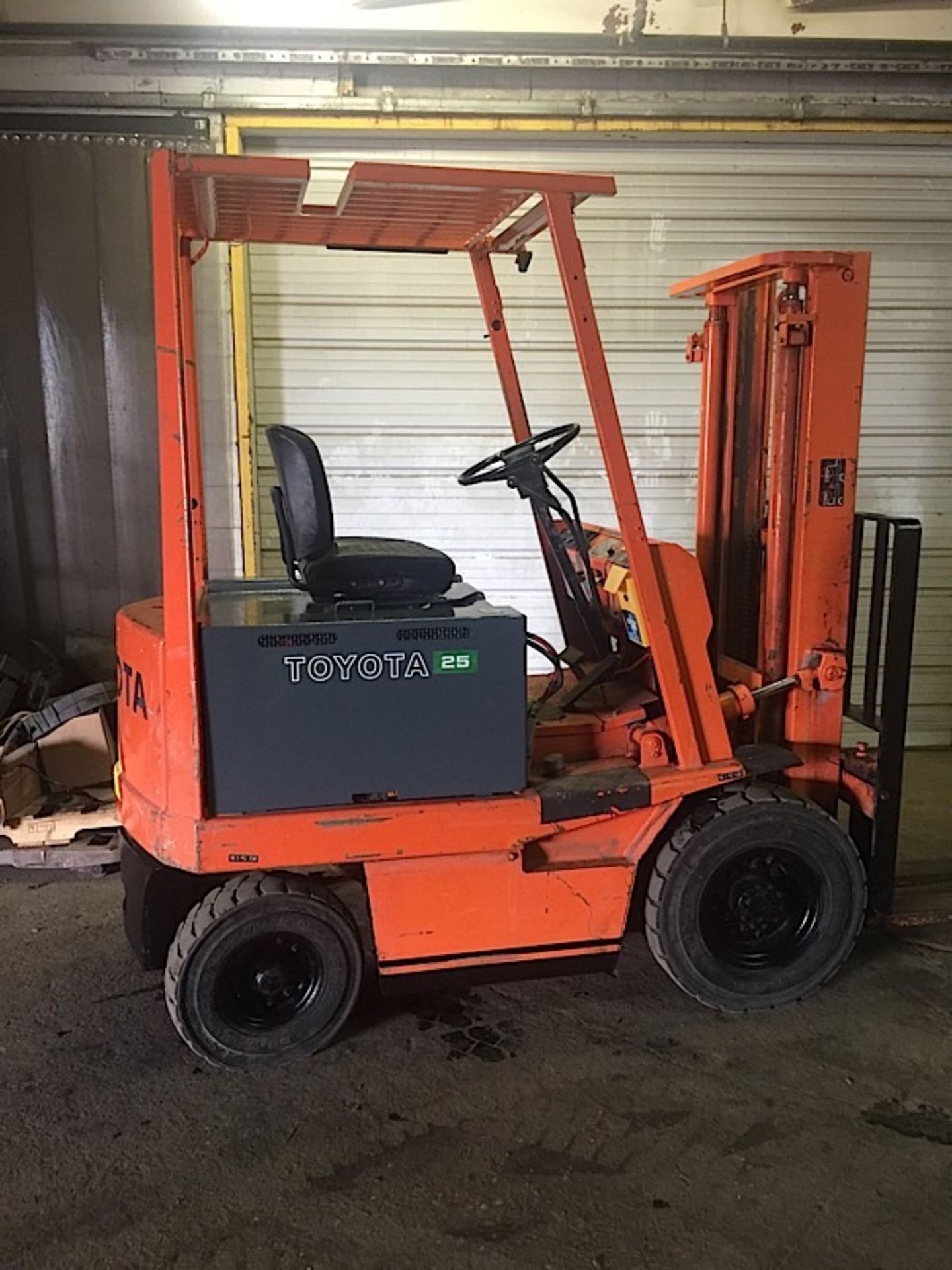 TOYOTA OUTDOOR (FBA25) 5,000 LBS ELECTRIC 48 VOLT FORKLIFT W/CHARGER - Image 5 of 5