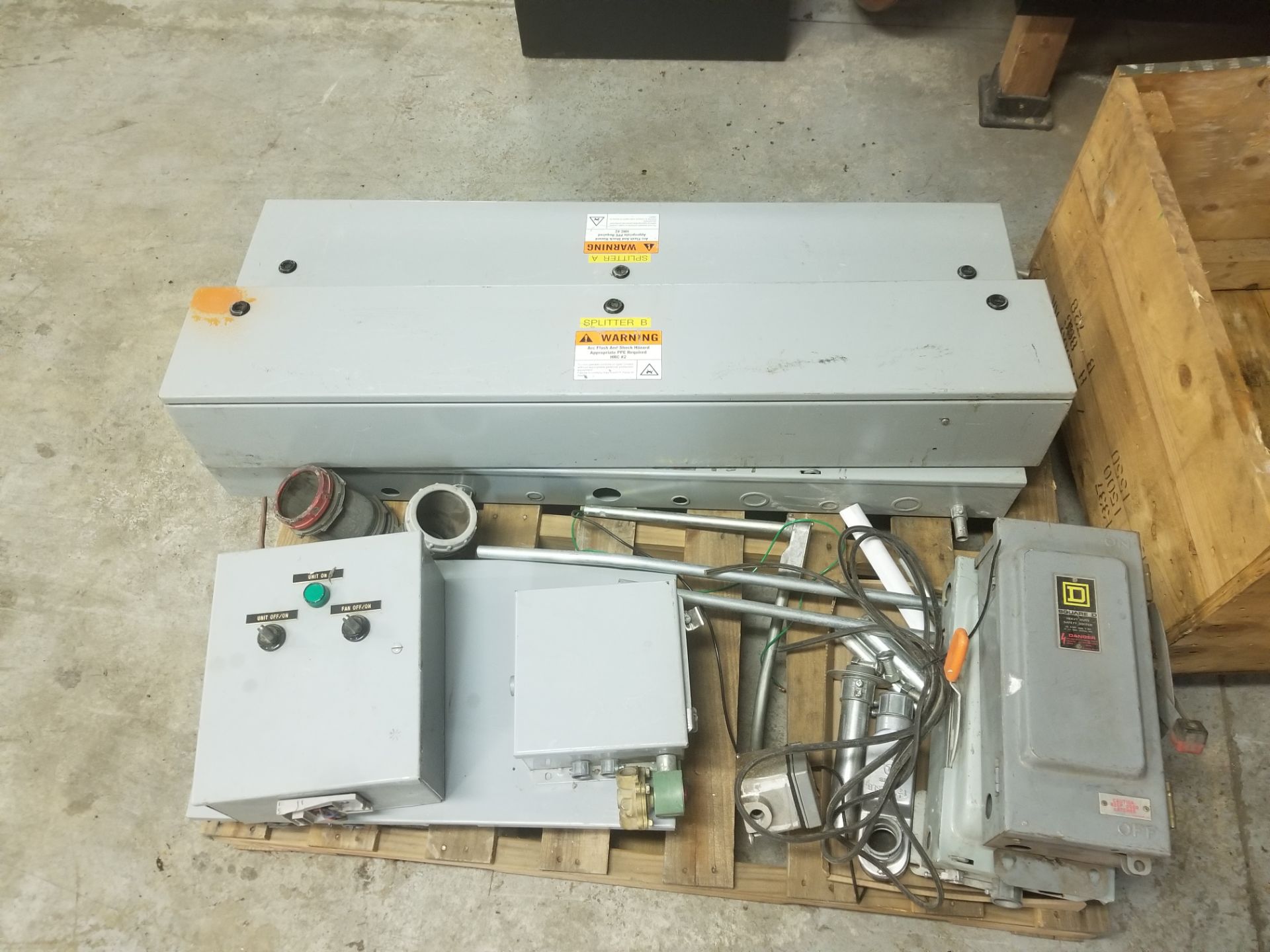 LOT OF ELECTRICAL SPLITTERS & DISCONNECTS (LOCATED AT 39 ALICE ST., BRANTFORD, ONT)