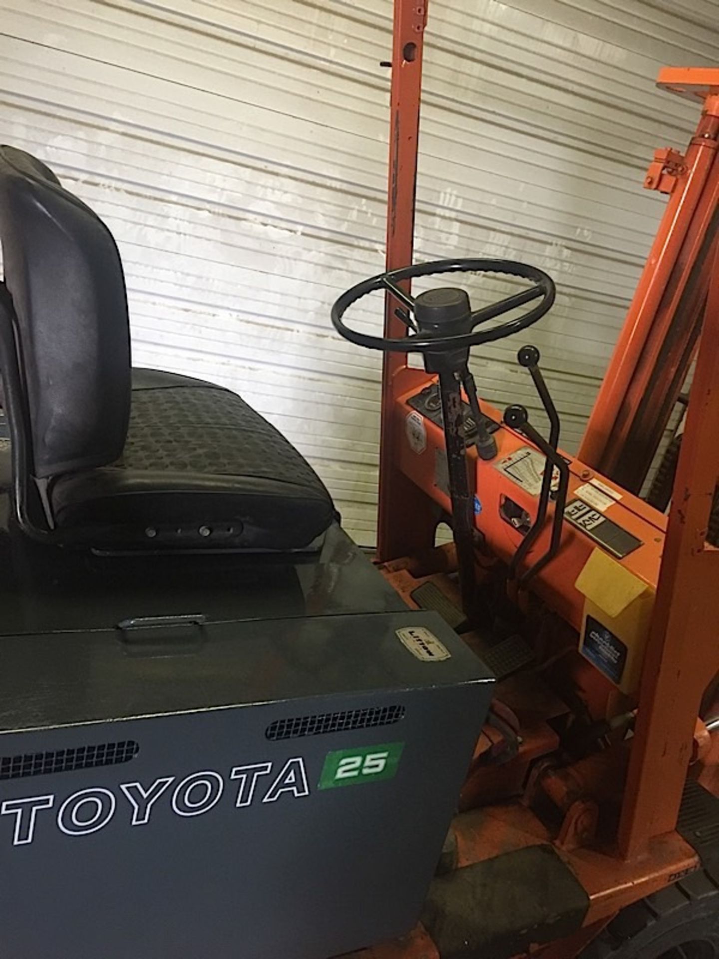 TOYOTA OUTDOOR (FBA25) 5,000 LBS ELECTRIC 48 VOLT FORKLIFT W/CHARGER - Image 3 of 5