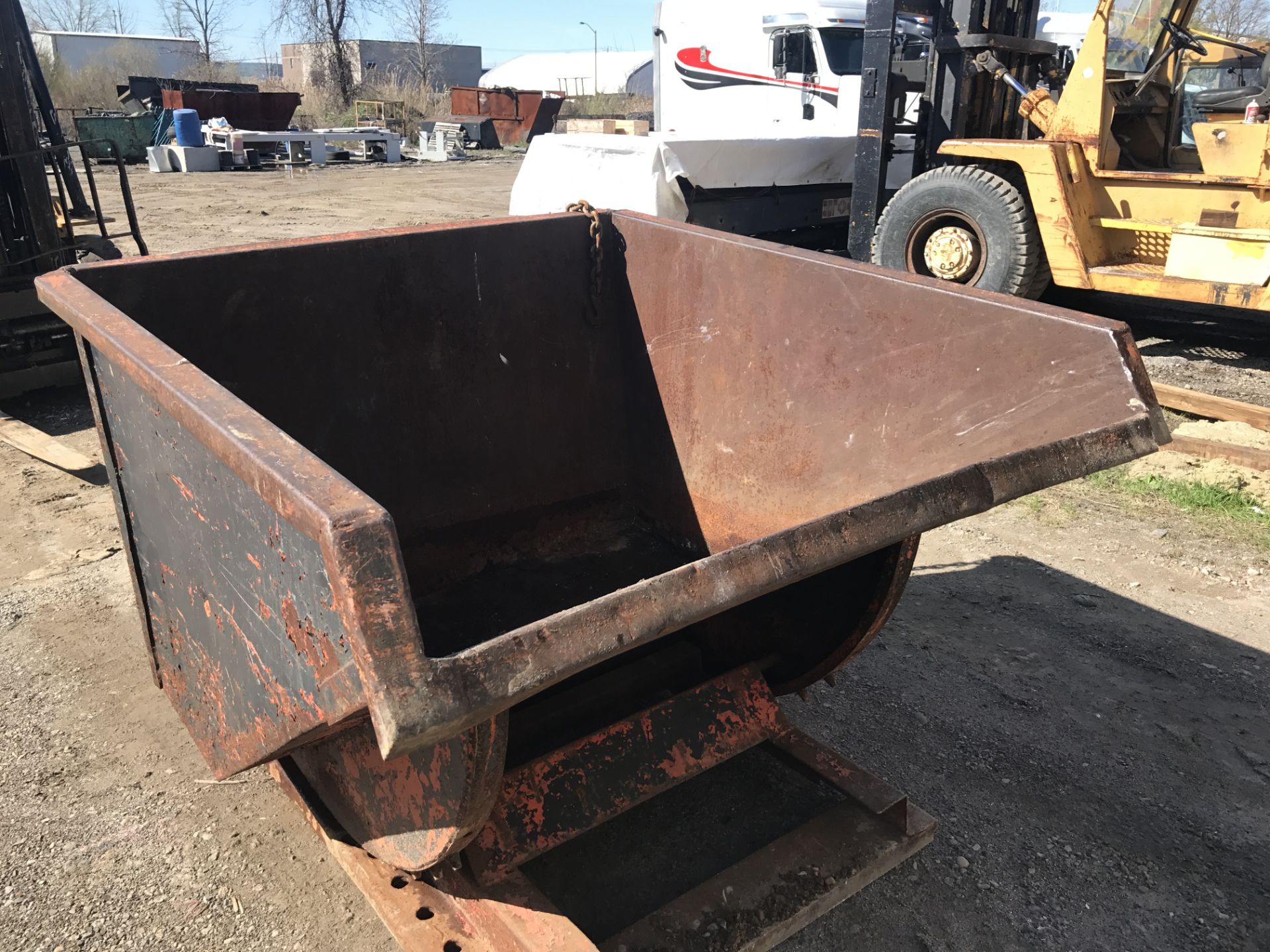 FORKLIFT GARBAGE DUMP BIN