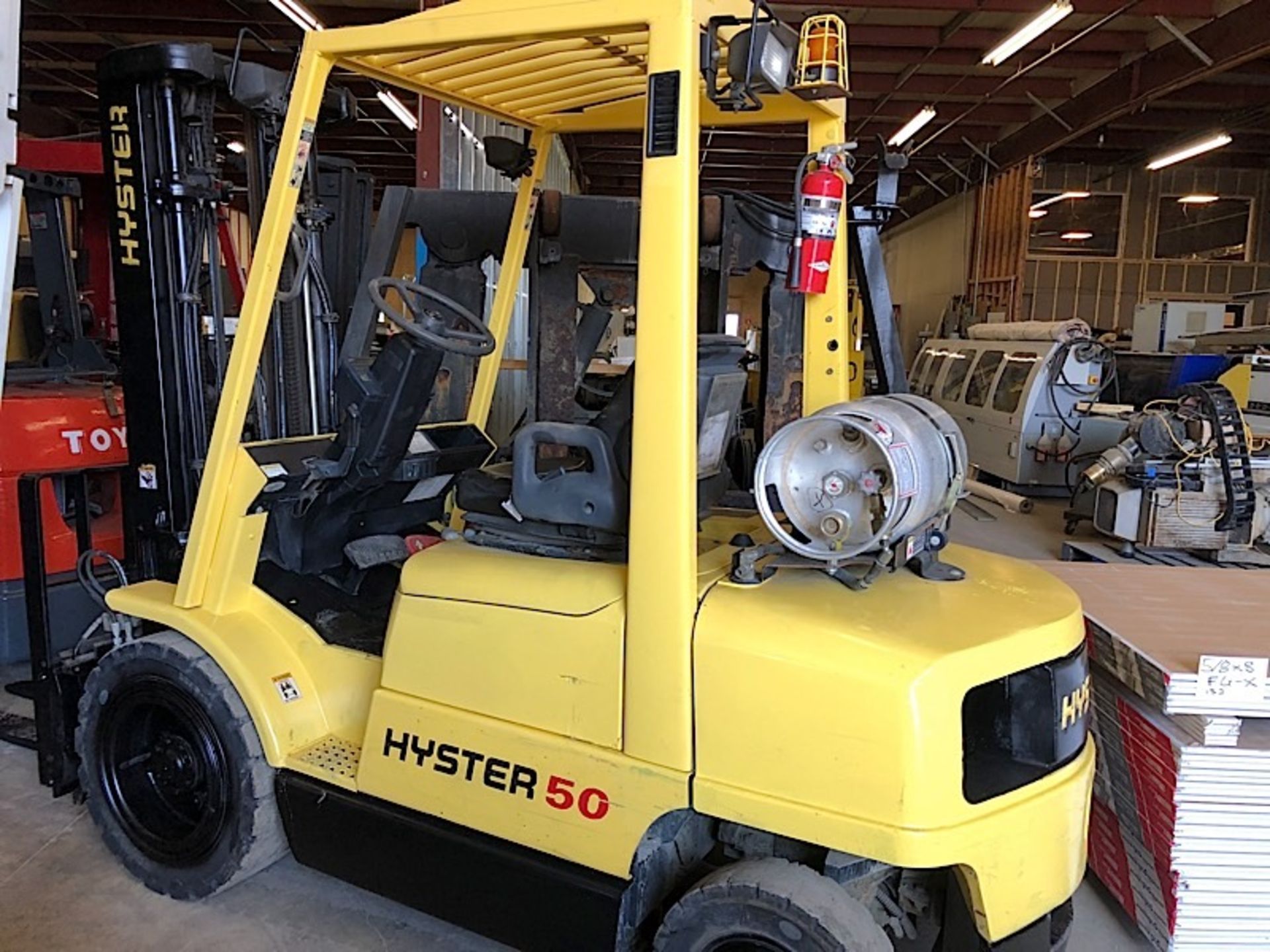 Hyster (S50XM) 5,000 lbs. cap Outdoor / Pneumatic Tire LPG Forklift