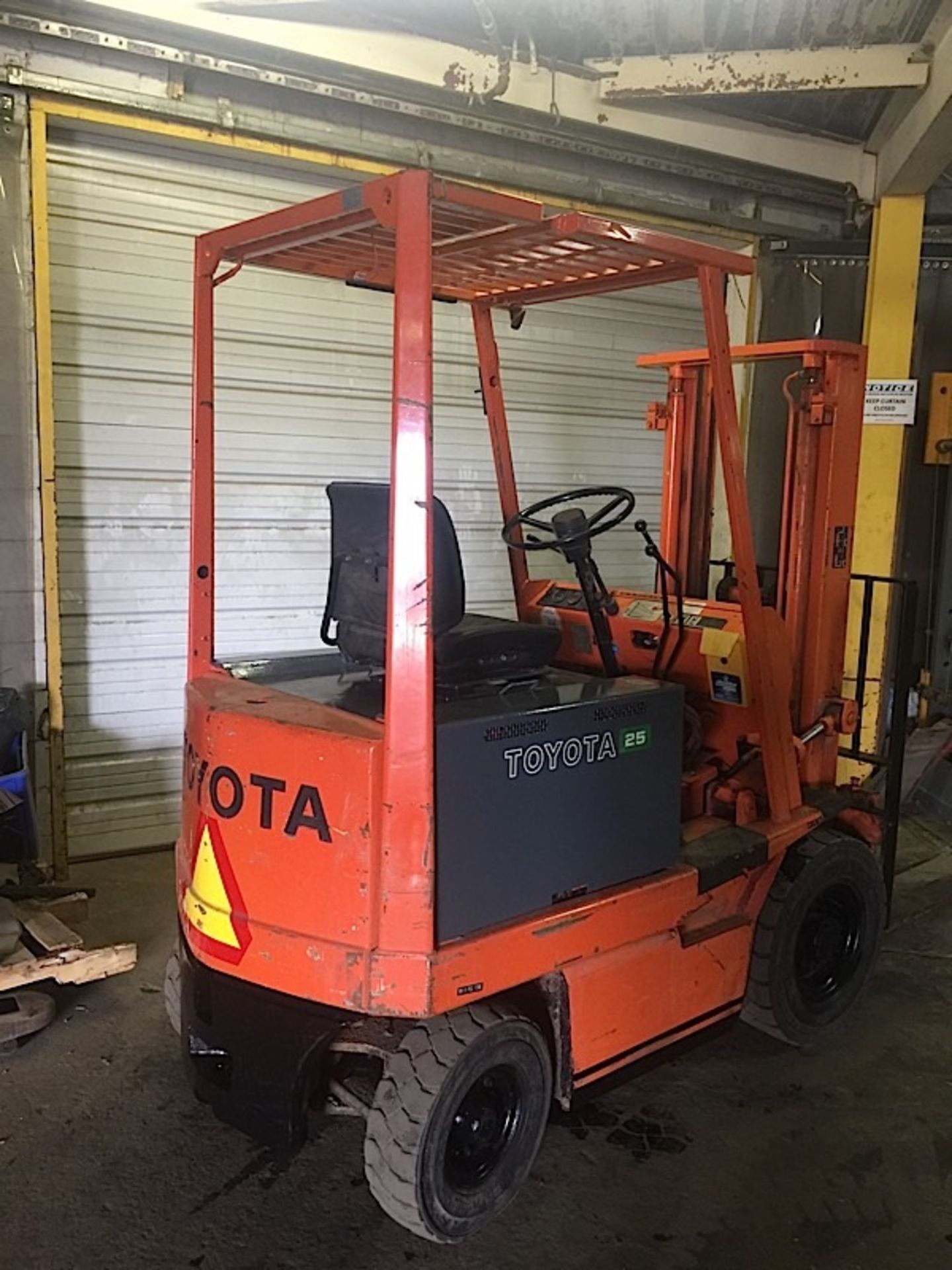 TOYOTA OUTDOOR (FBA25) 5,000 LBS ELECTRIC 48 VOLT FORKLIFT W/CHARGER - Image 4 of 5