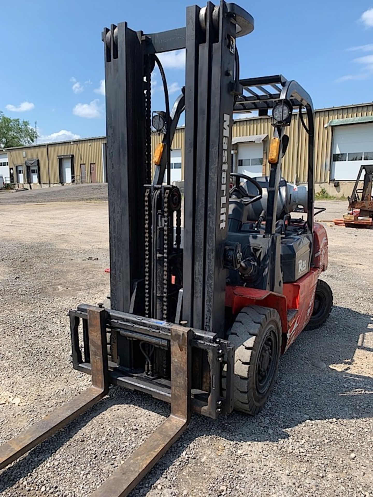 MASTER LIFT OUTDOOR 5,000LBS LPG SIDE SHIFT 3 STAGE FORKLIFT - Image 2 of 6