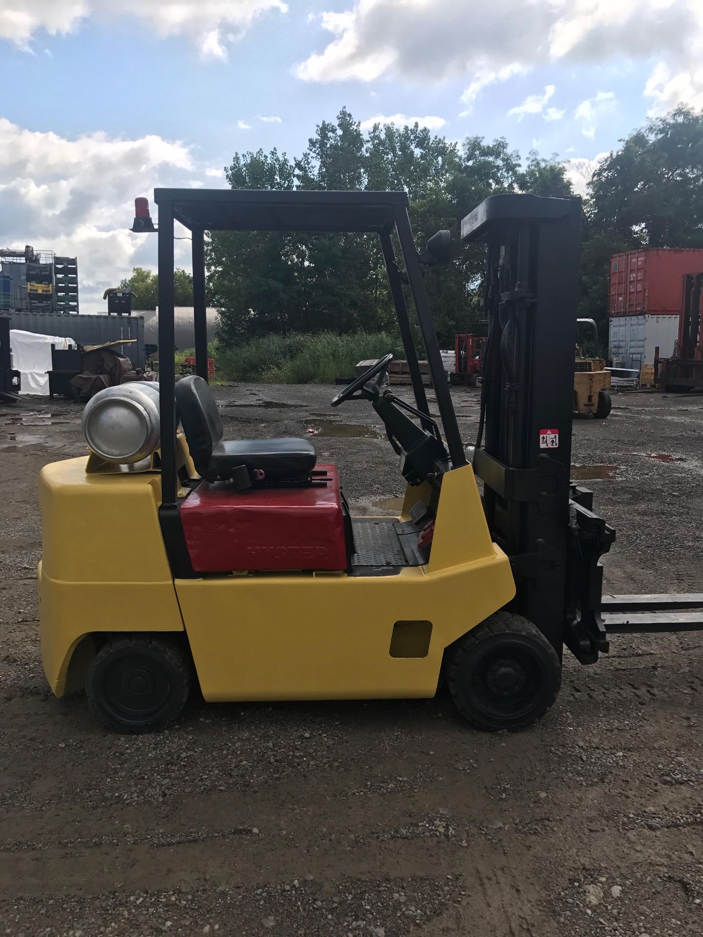 HYSTER 6,000LBS SIDE SHIFT 3 STAGE LPG FORKLIFT - Image 4 of 7