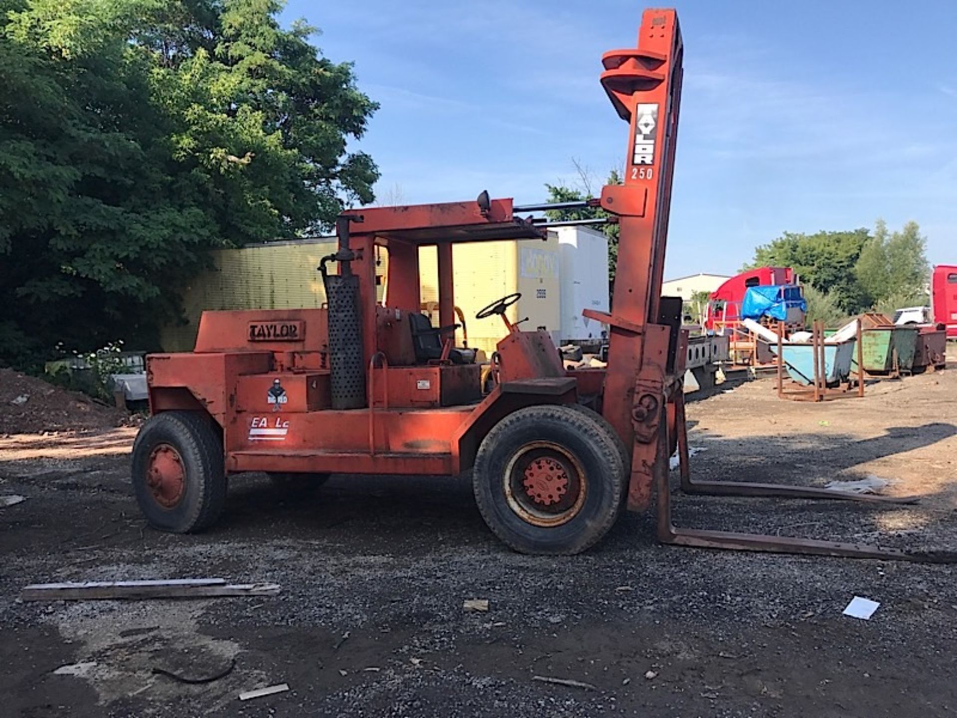 TAYLOR 25,000 LBS DIESEL OUTDOOR FORKLIFT - Image 2 of 5