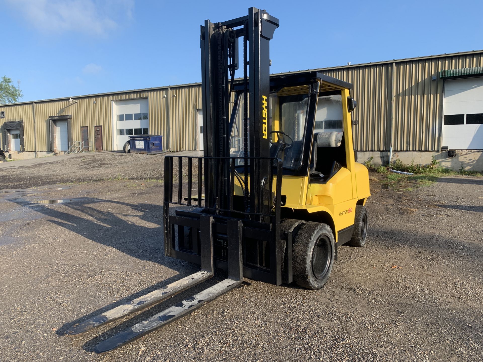 HYSTER (H90XM) OUTDOOR 9,000 LBS SIDE SHIFT LPG FORKLIFT - Image 2 of 9